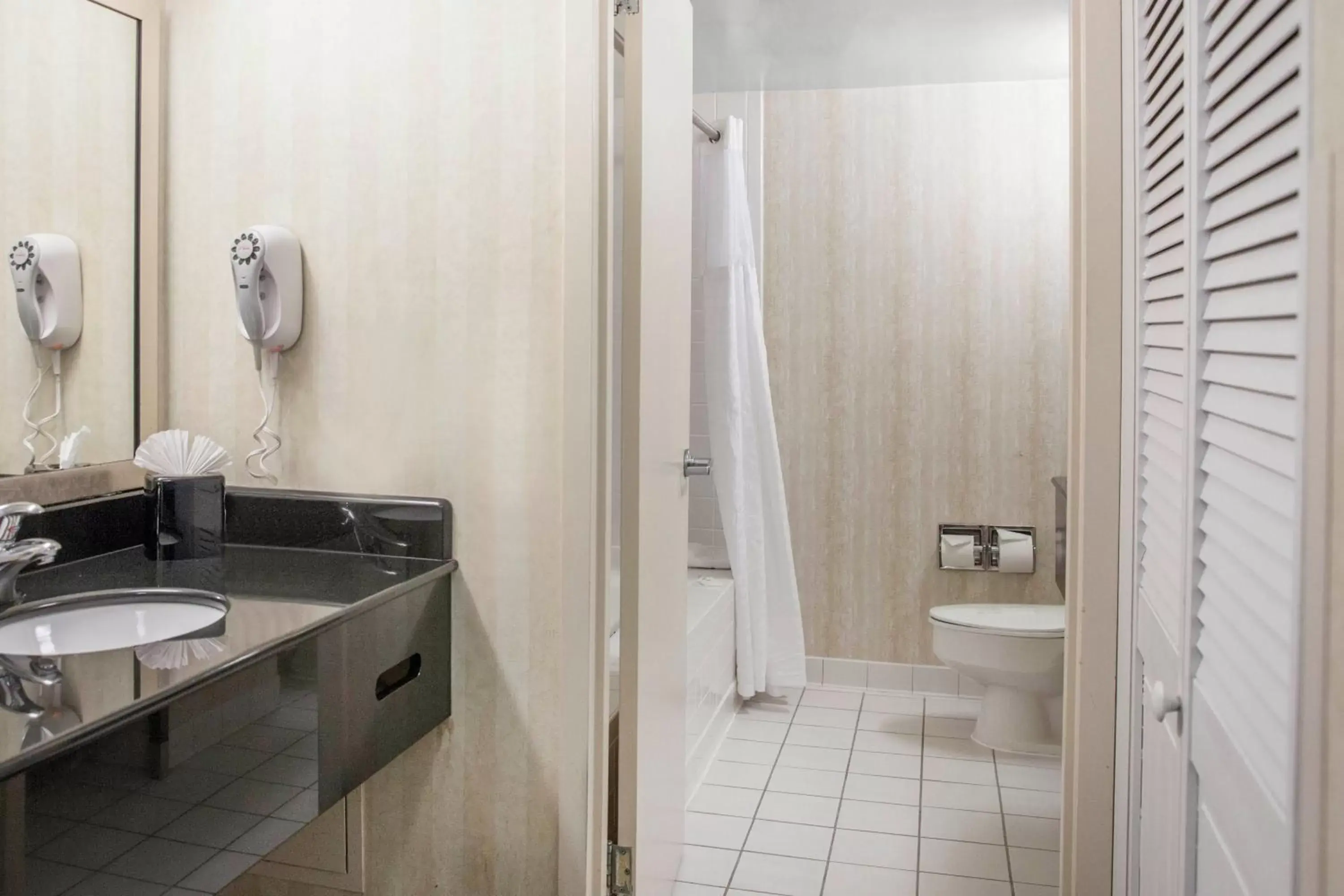 Bathroom in Comfort Inn Pentagon City