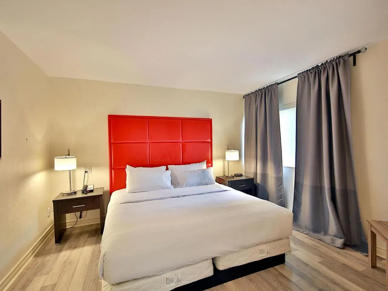 Bedroom, Bed in Hotel Newstar Montreal