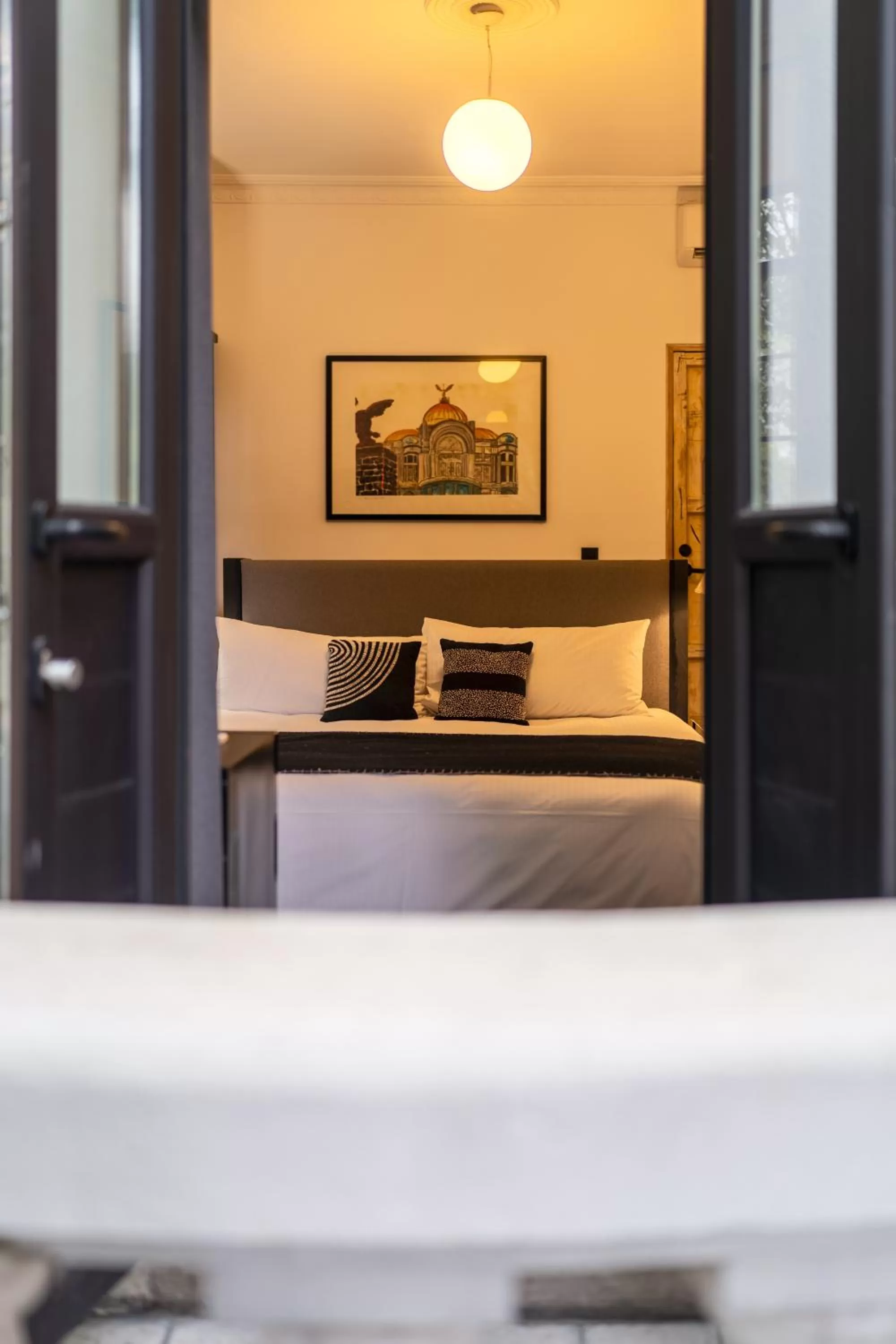 Photo of the whole room, Bed in Orchid House Mexico City