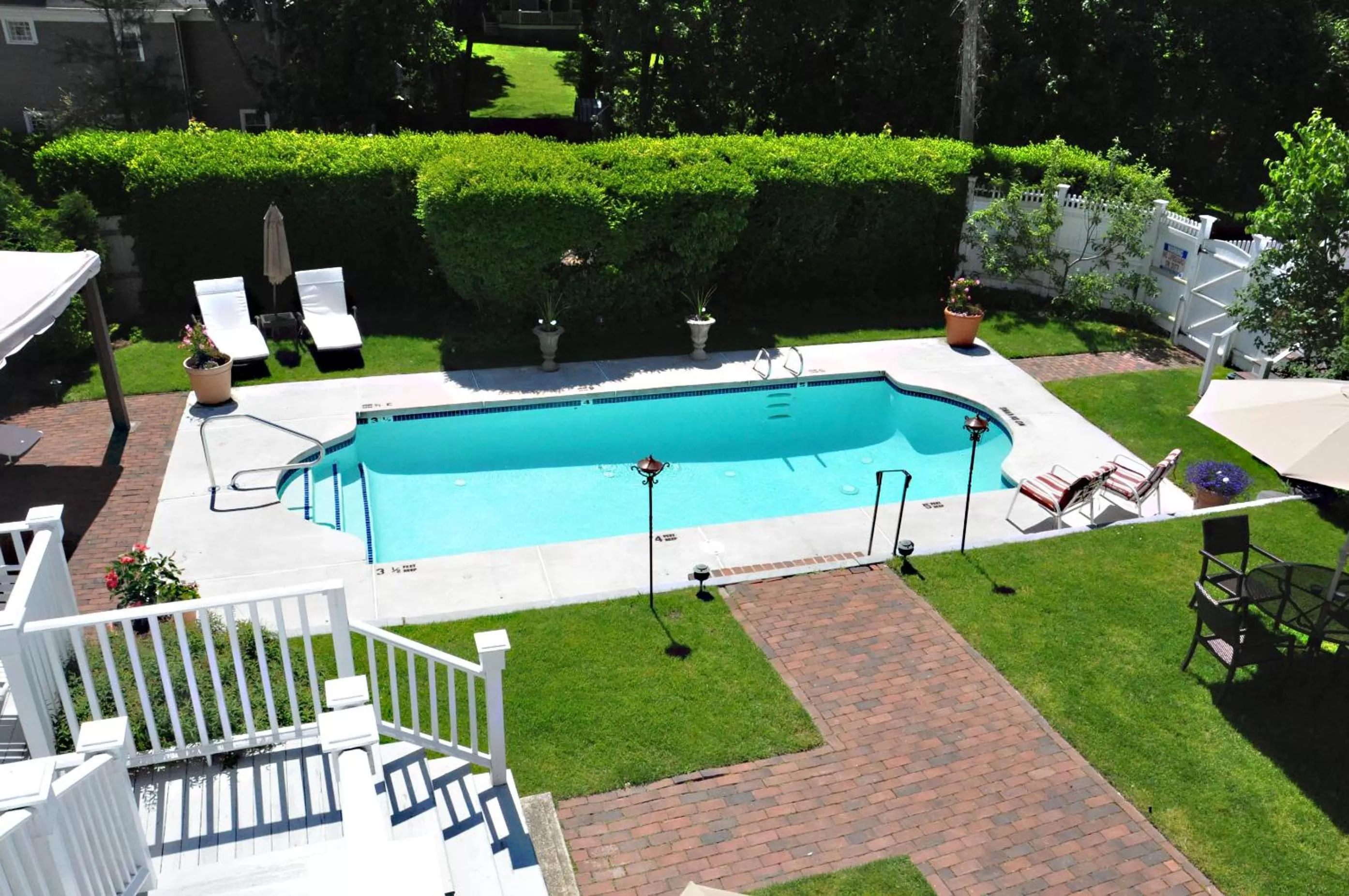 Swimming pool in Harbor Light Inn