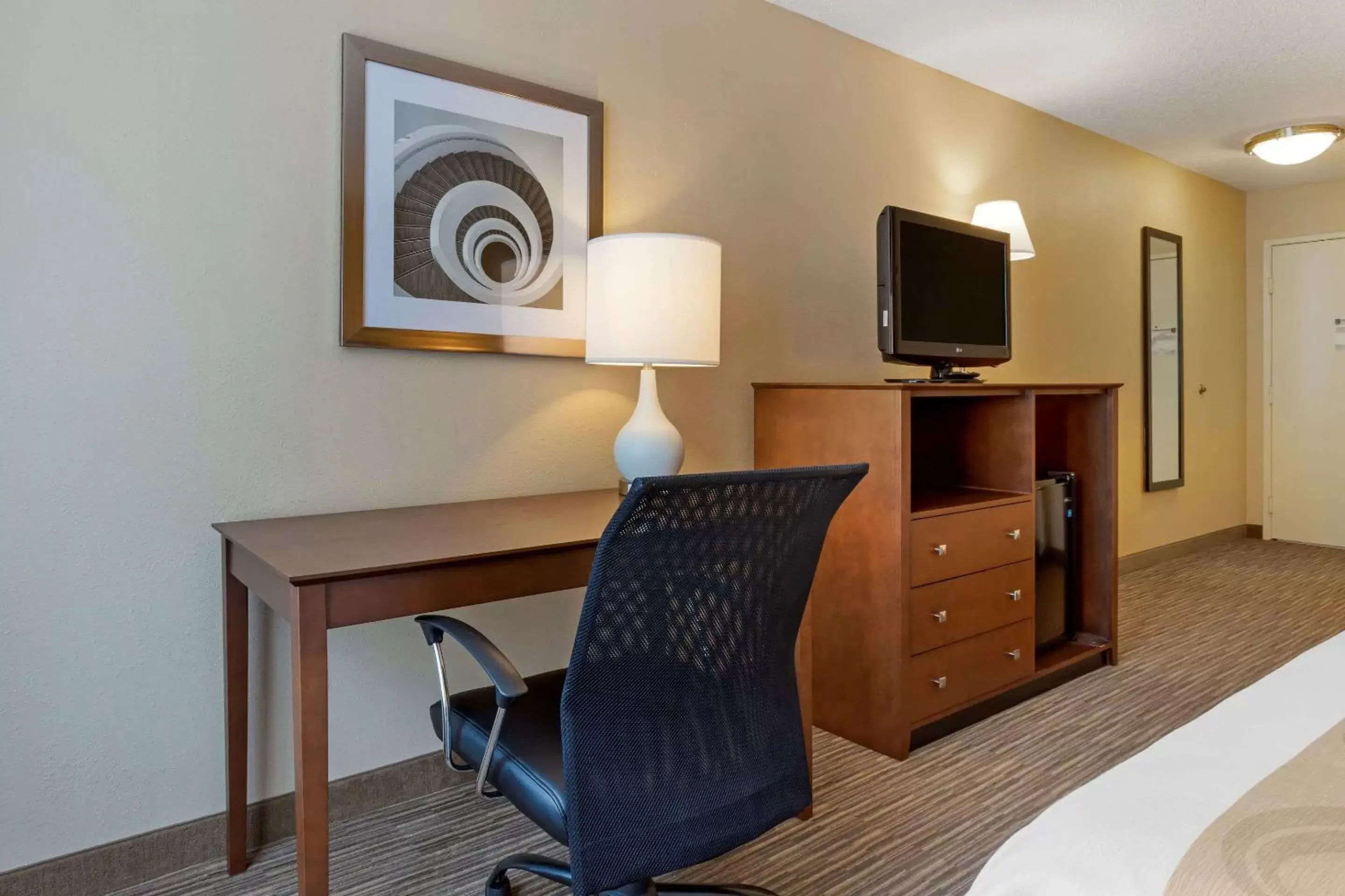 Bedroom, TV/Entertainment Center in Quality Inn Harrison