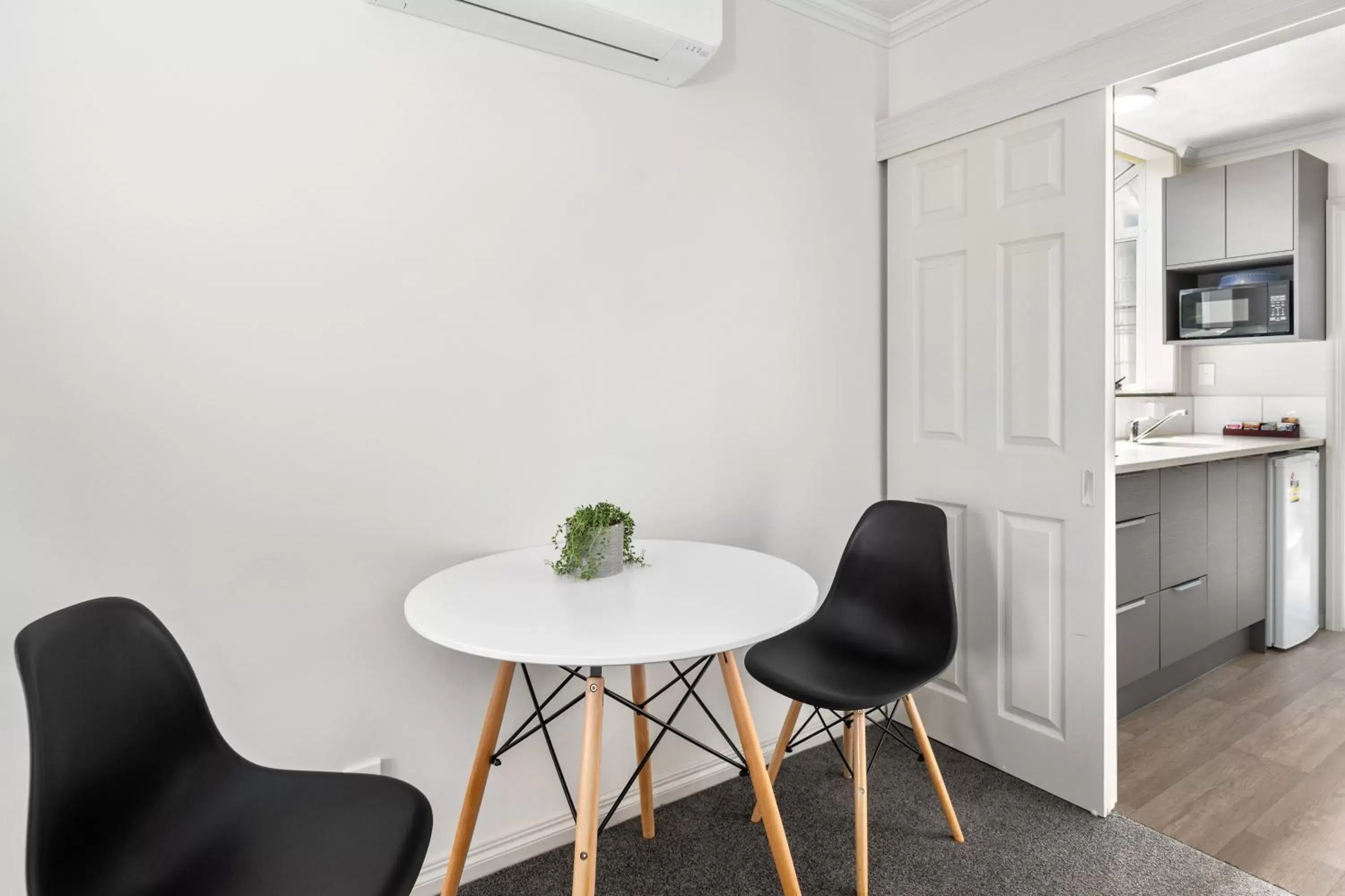 Kitchen or kitchenette, Dining Area in Ashleigh Court Motel