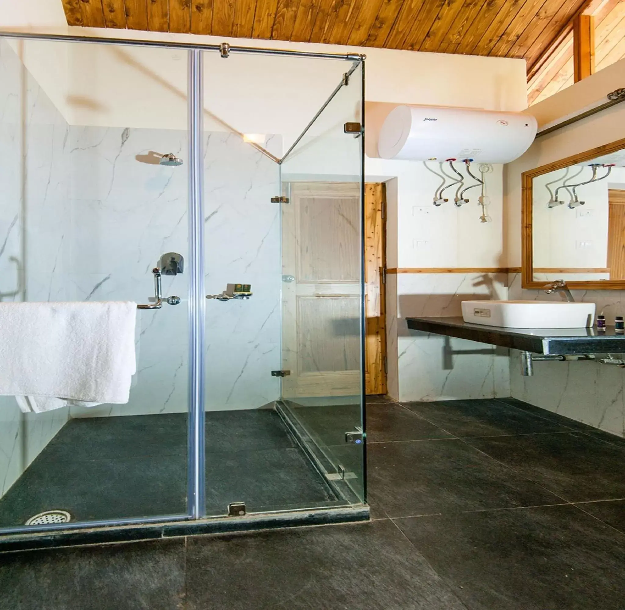 Bathroom in Larisa Resort Manali