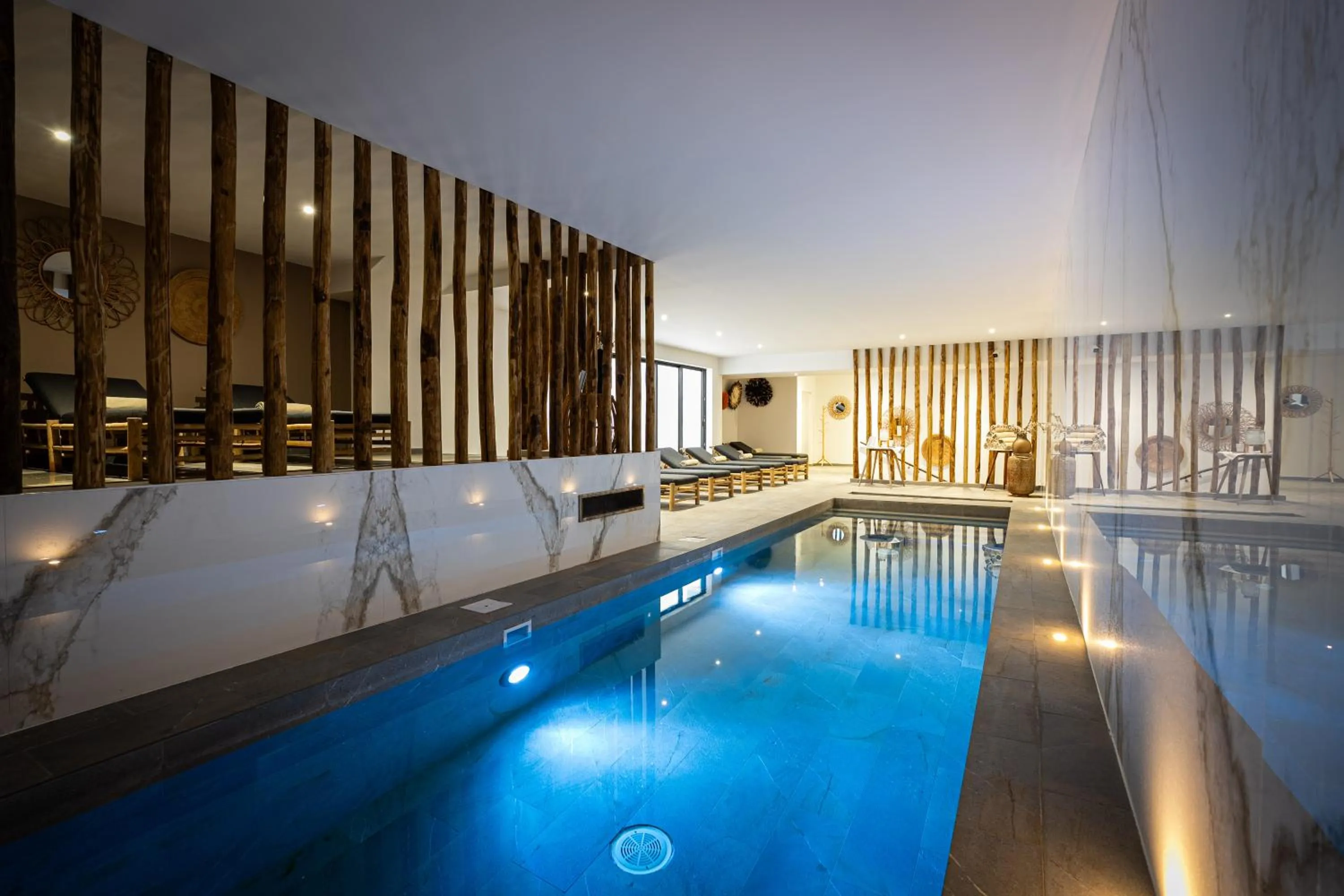 Swimming pool in Hôtel Le Saint Remy & Spa