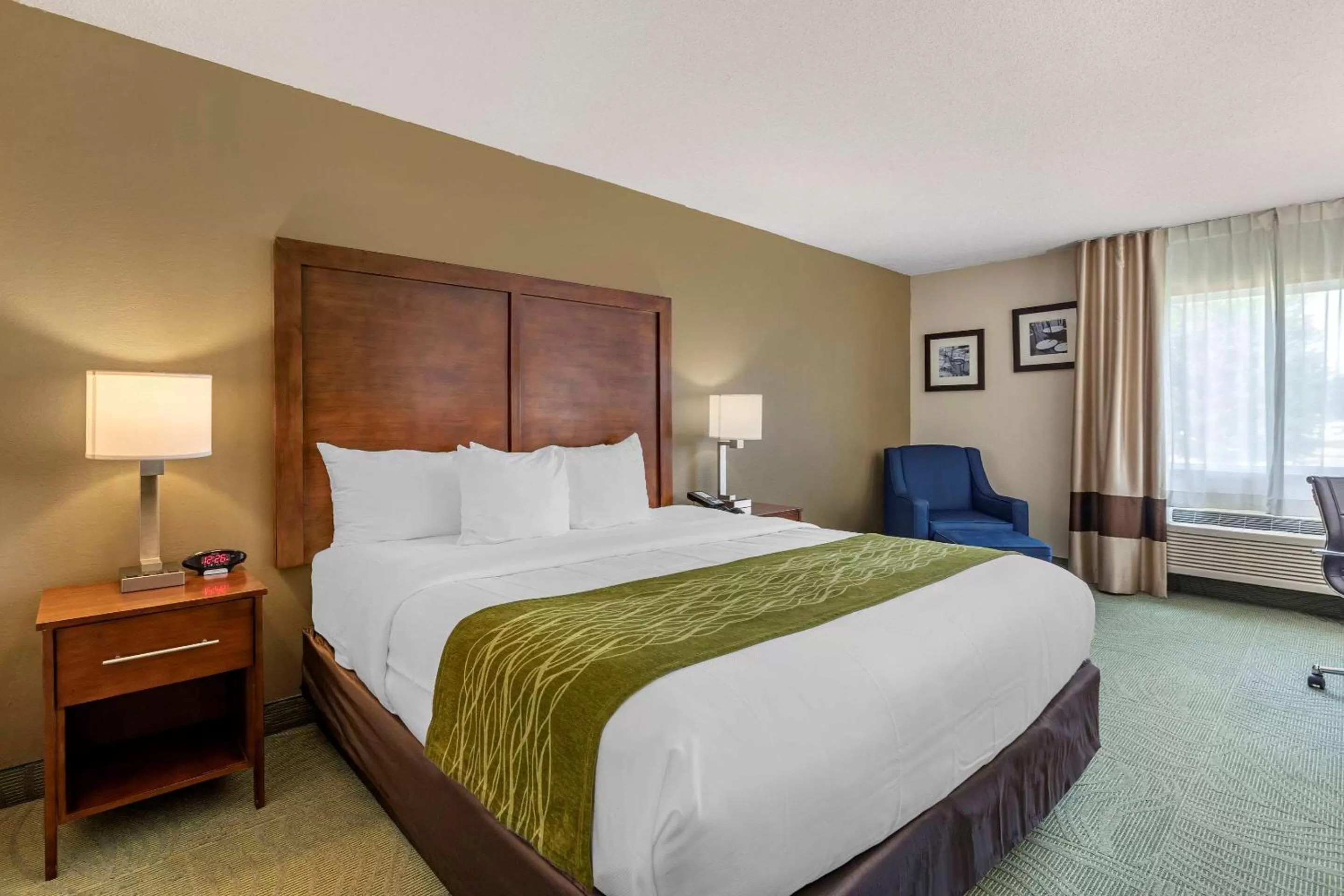 Photo of the whole room, Bed in Comfort Inn Muscatine near Hwy 61