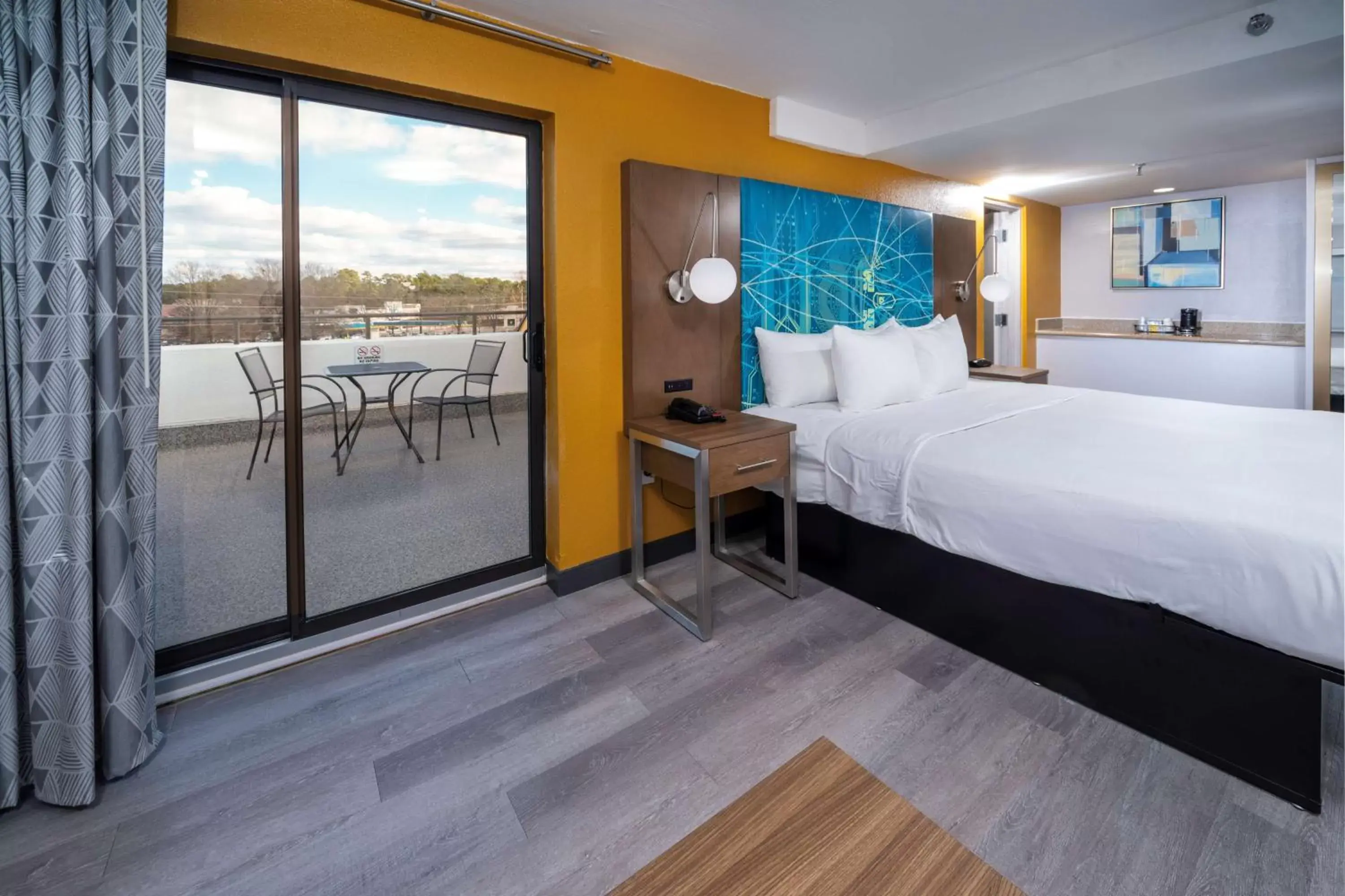 King Room with Balcony in Best Western Plus Raleigh Crabtree Valley Hotel King Room with Balcony in Best Western Plus Raleigh Crabtree Valley Hotel