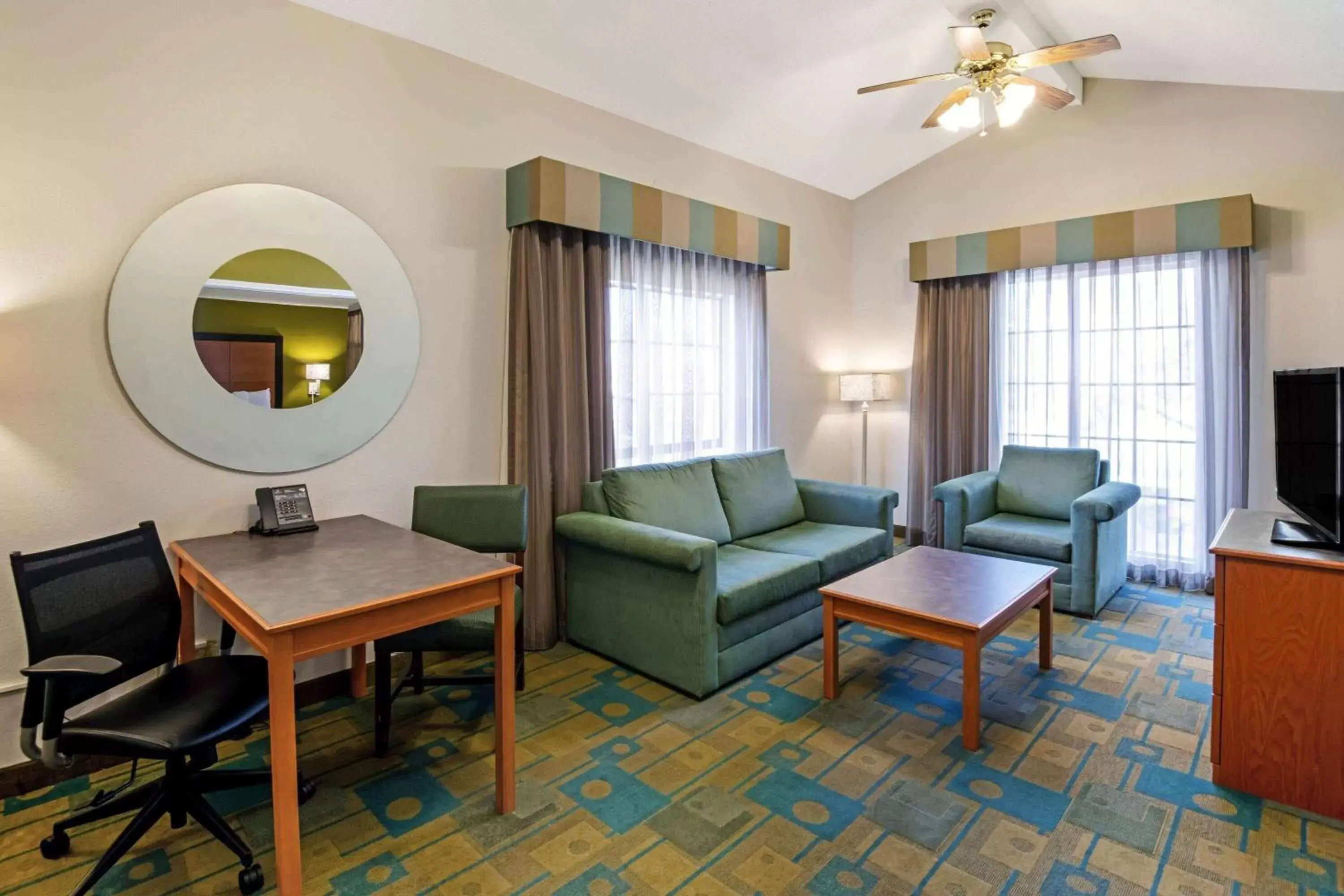 Photo of the whole room, Seating Area in La Quinta Inn by Wyndham Amarillo Mid-City