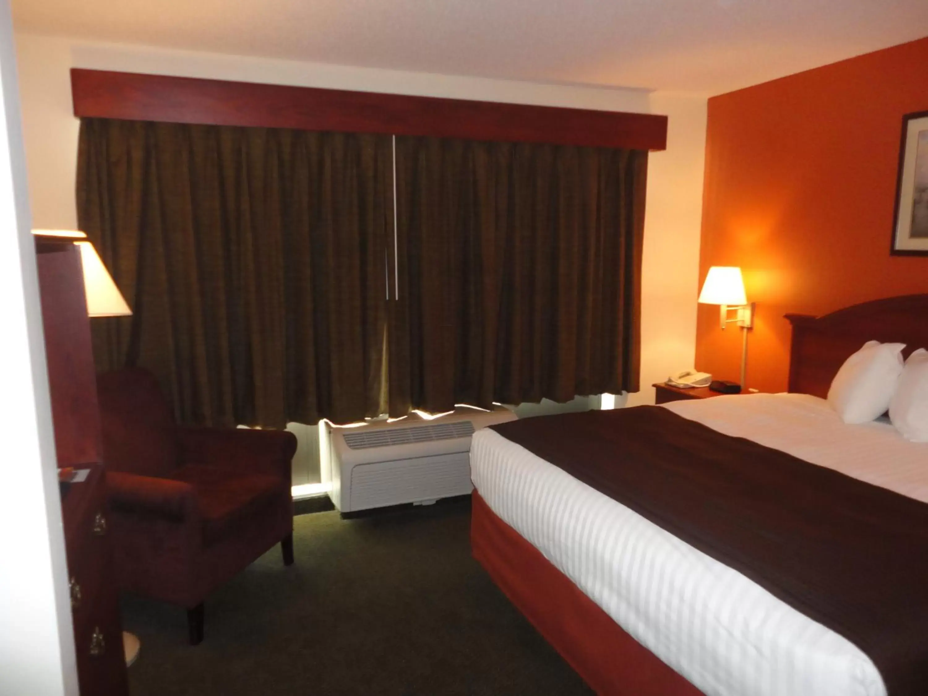 Bed in AmericInn by Wyndham Ottumwa