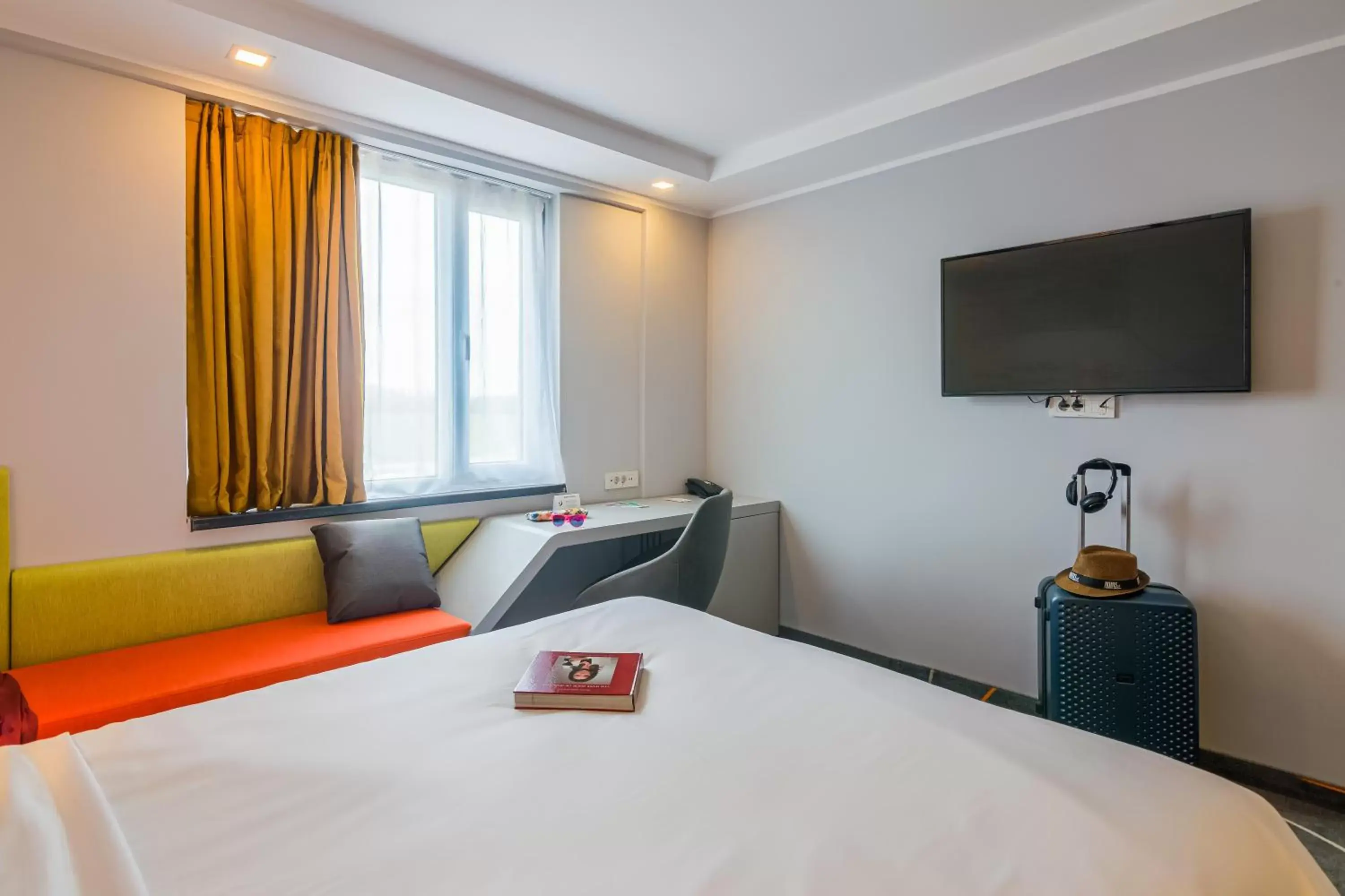 Bedroom, TV/Entertainment Center in Ibis Styles Bucharest Airport