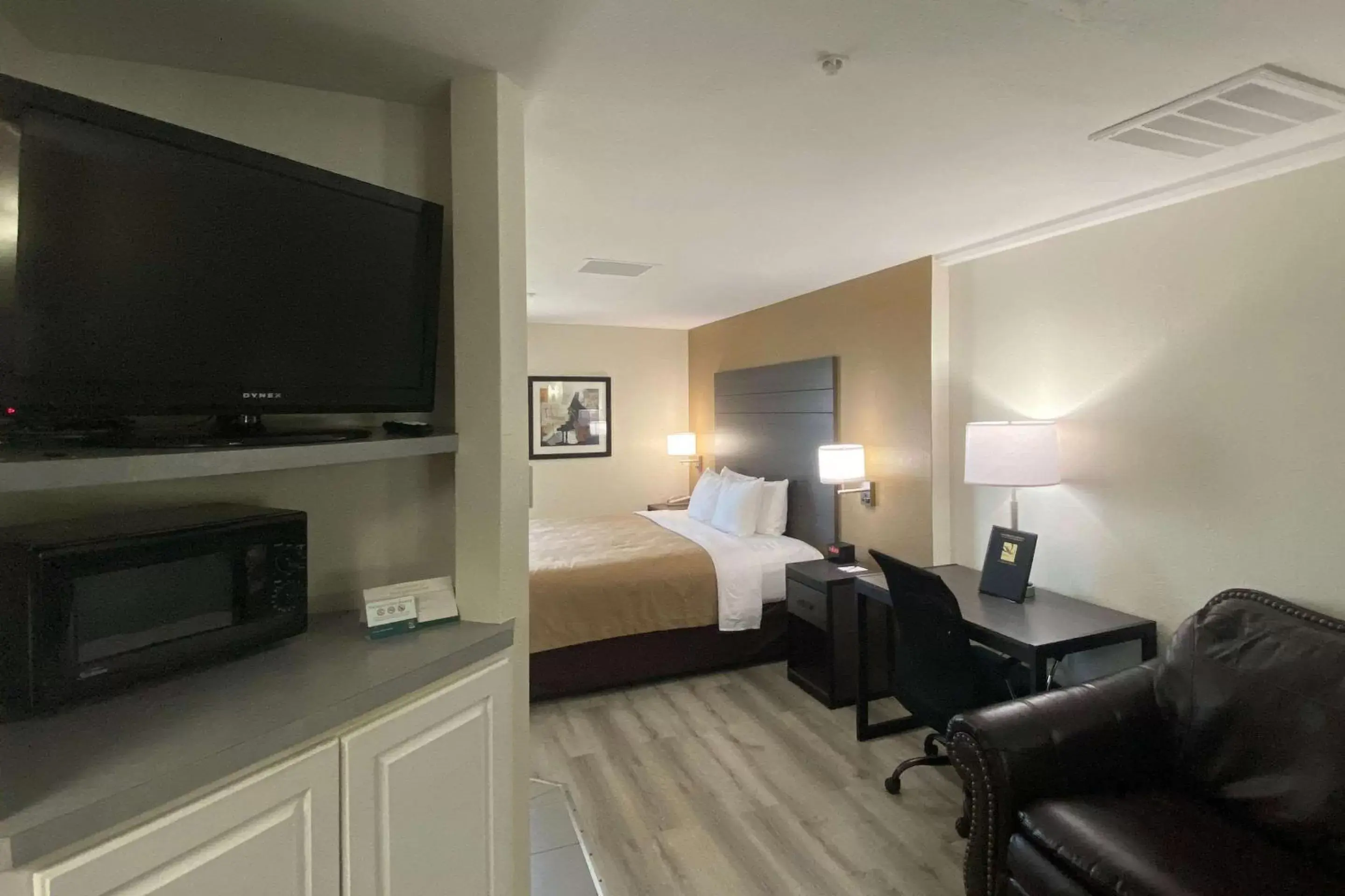 Photo of the whole room, TV/Entertainment Center in Quality Inn Branson - Hwy 76 Central