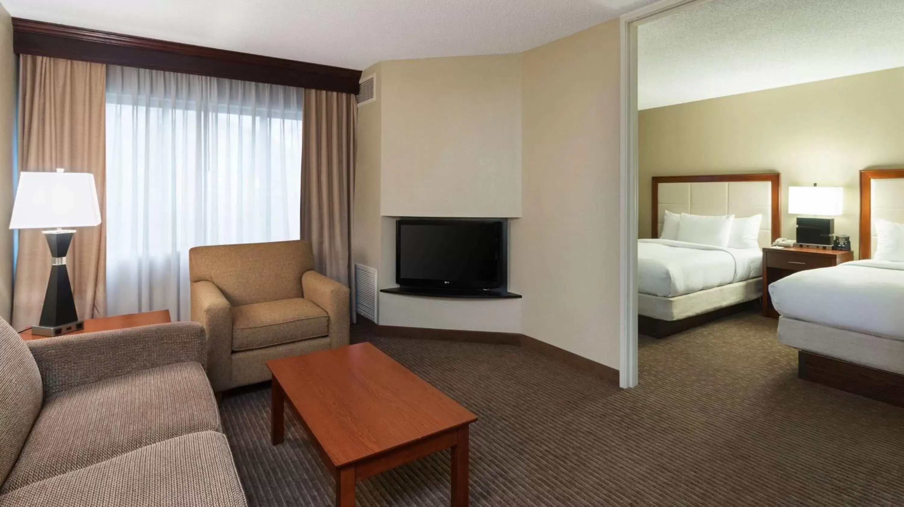 Bedroom, TV/Entertainment Center in DoubleTree Suites by Hilton Hotel Cincinnati - Blue Ash