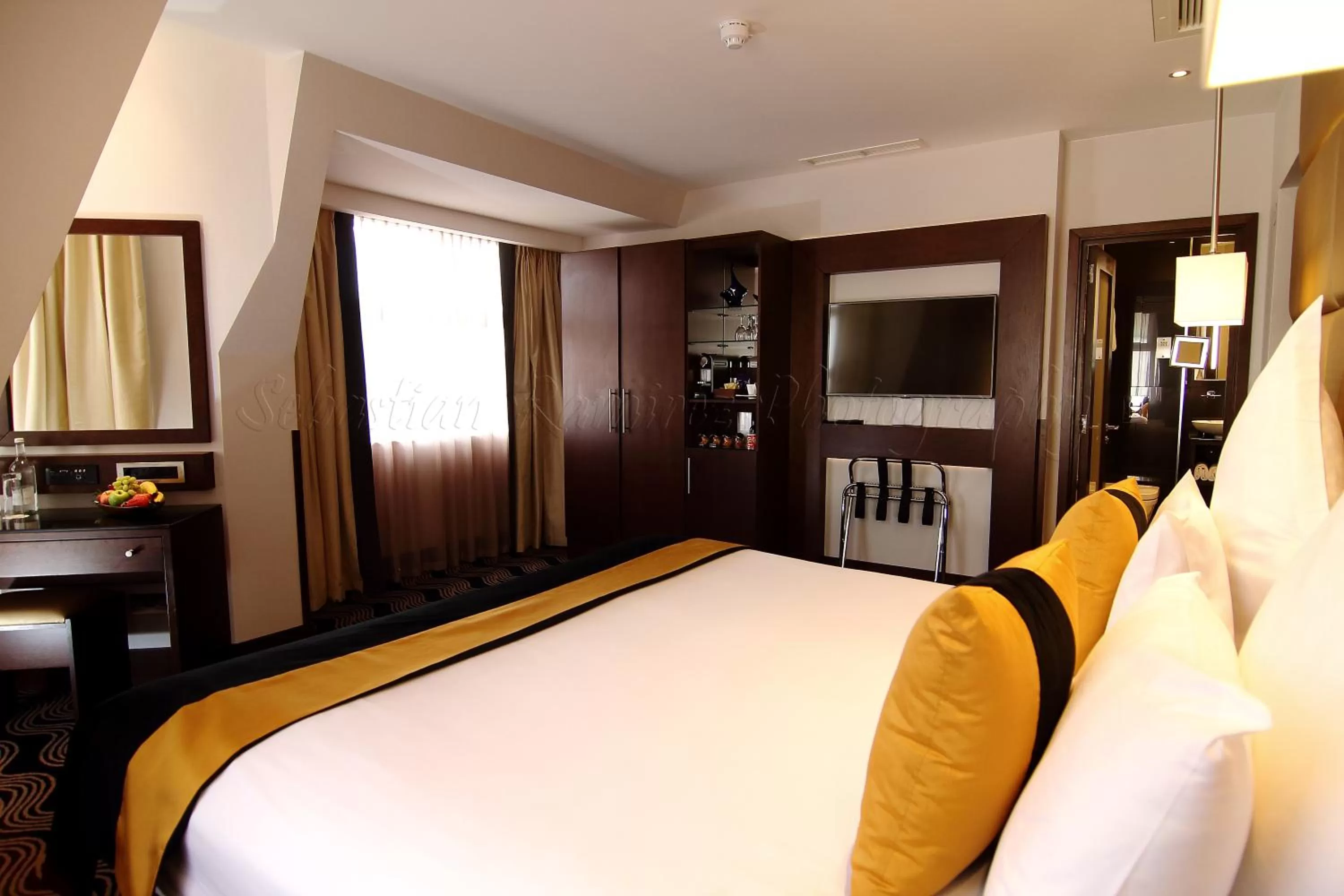 Bedroom, Bed in Montcalm Piccadilly Townhouse, London West End