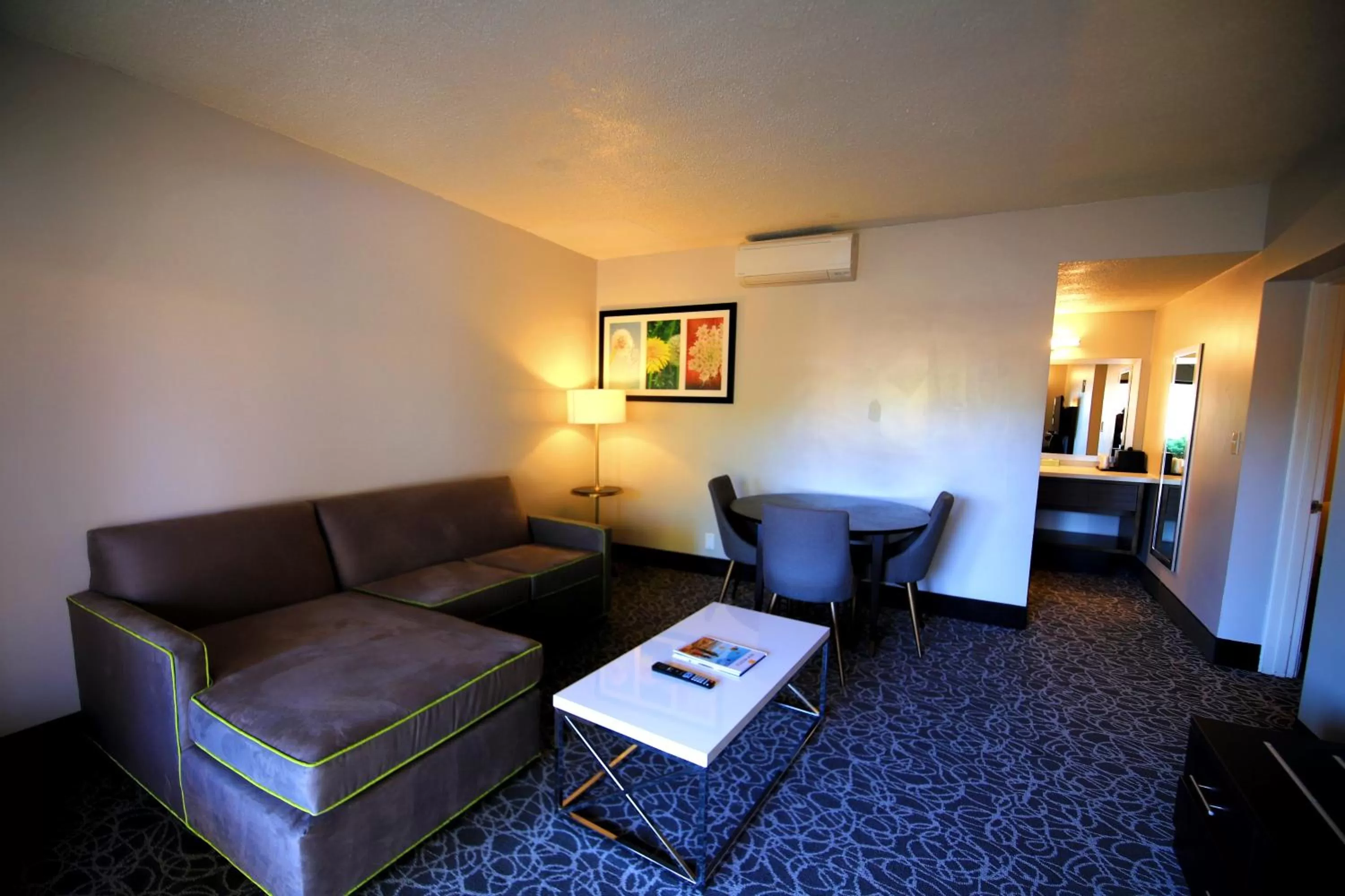 Living room in El Sendero Inn, an Ascend Collection Hotel
