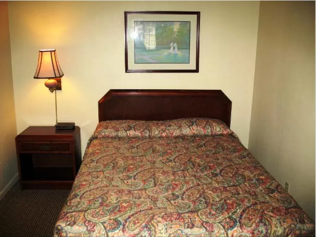 Photo of the whole room, Bed in Golden West Motel