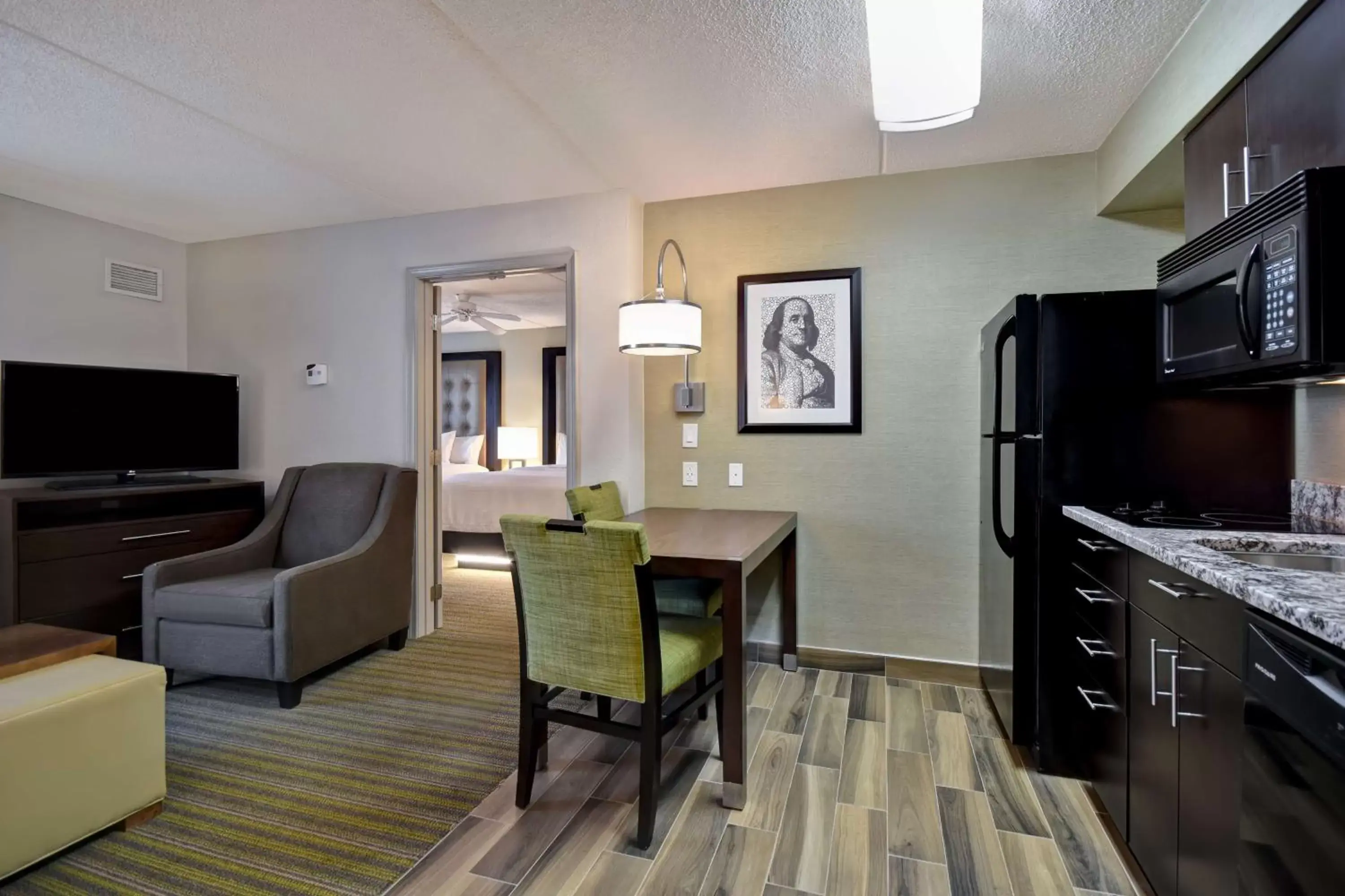 Kitchen or kitchenette, TV/Entertainment Center in Homewood Suites by Hilton Philadelphia-Great Valley