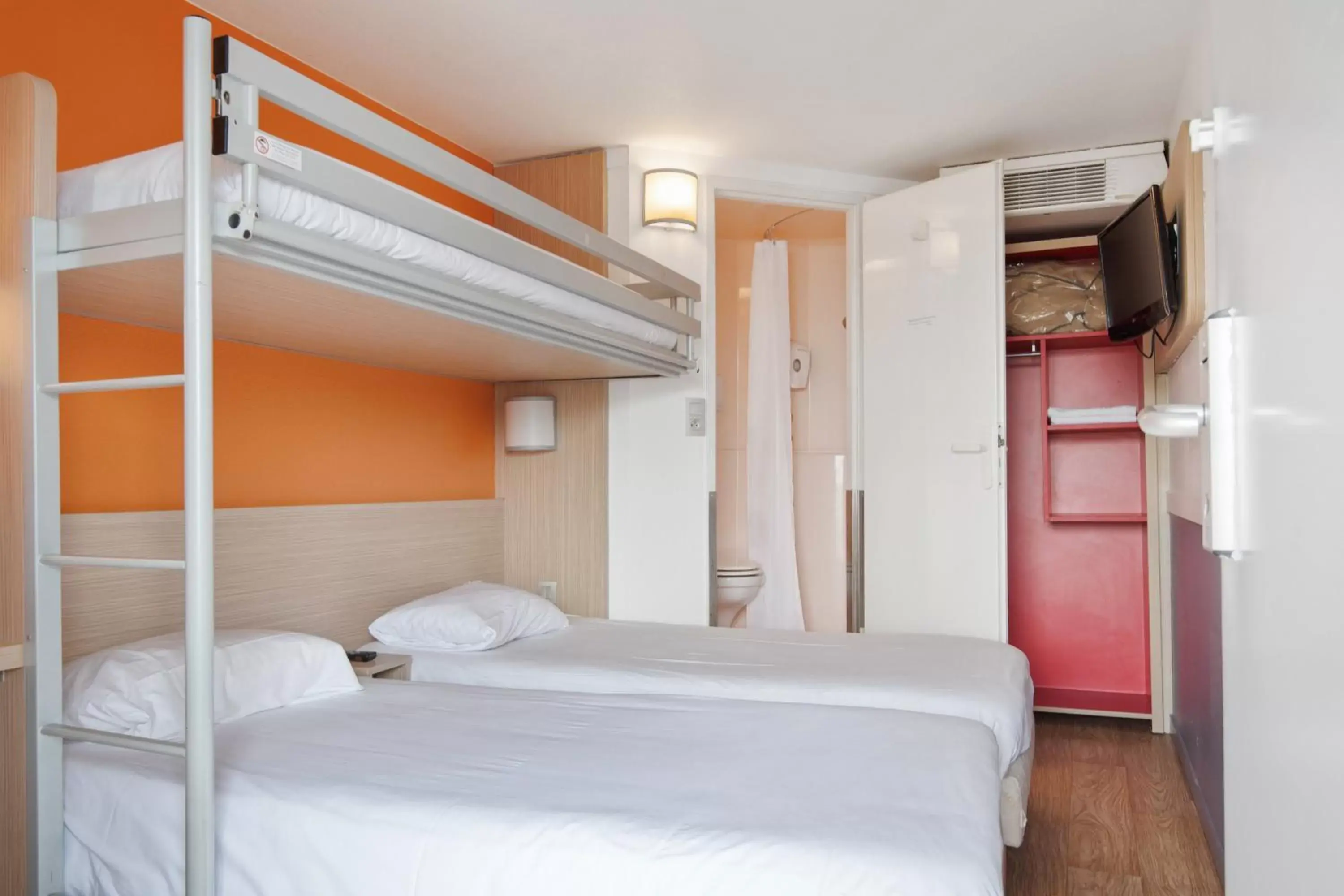 Photo of the whole room, Bunk Bed in Premiere Classe Lyon Est - Bron Eurexpo