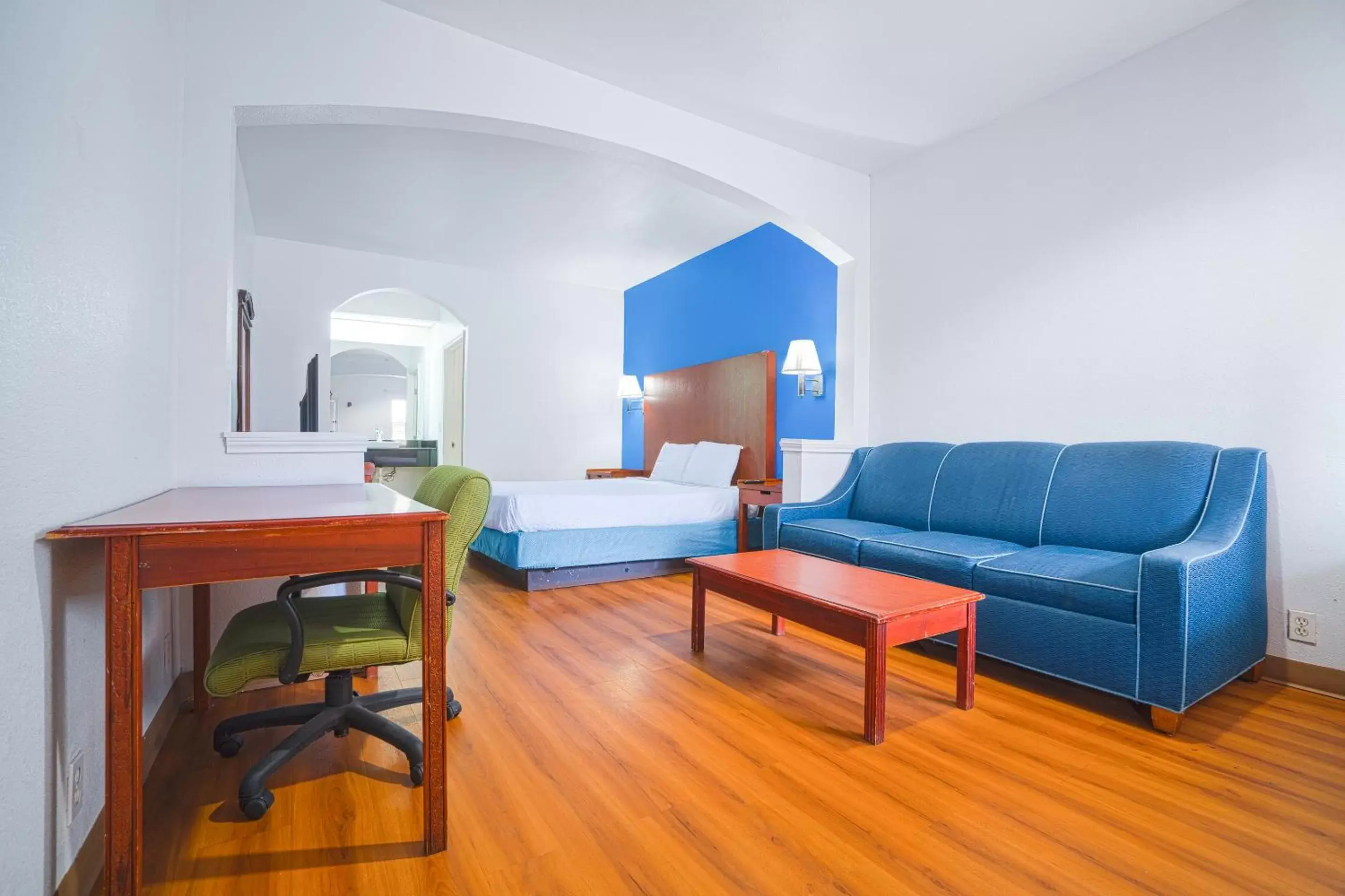 Bedroom, Seating Area in Island Inn By OYO Galveston Beach, TX