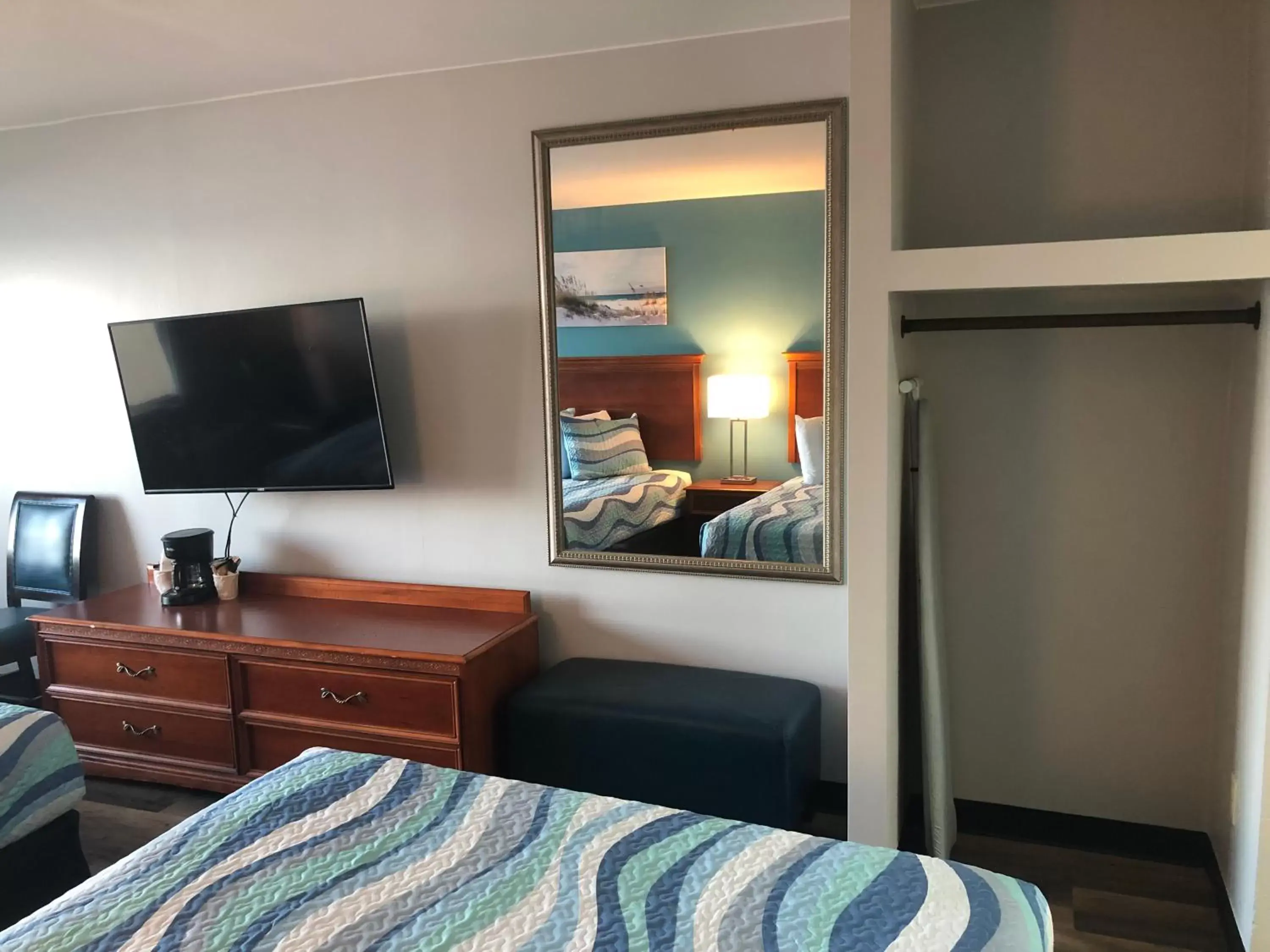 TV and multimedia, Bed in Gazebo Inn Oceanfront
