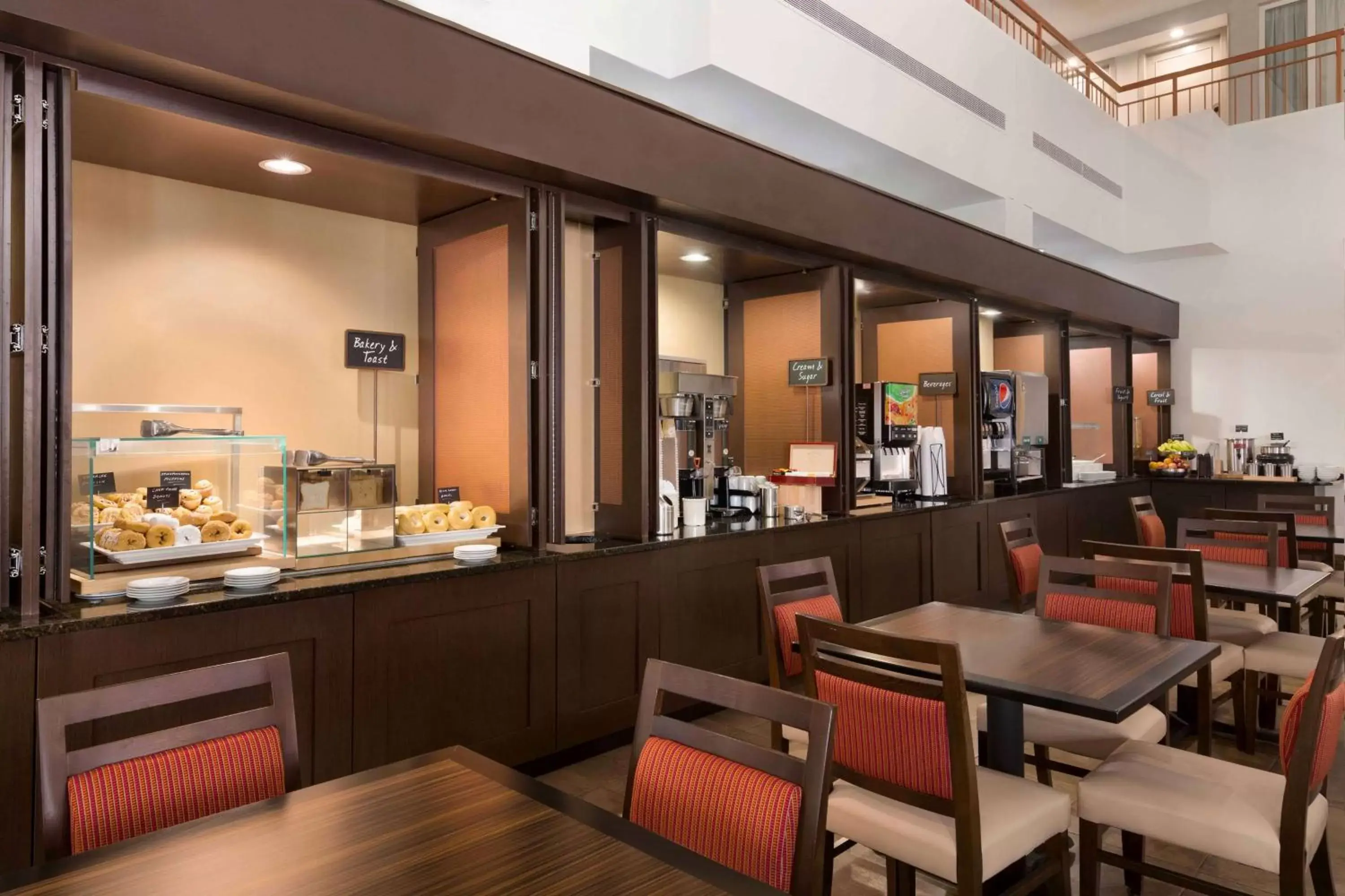 Dining area, Restaurant/Places to Eat in Embassy Suites by Hilton Baltimore at BWI Airport