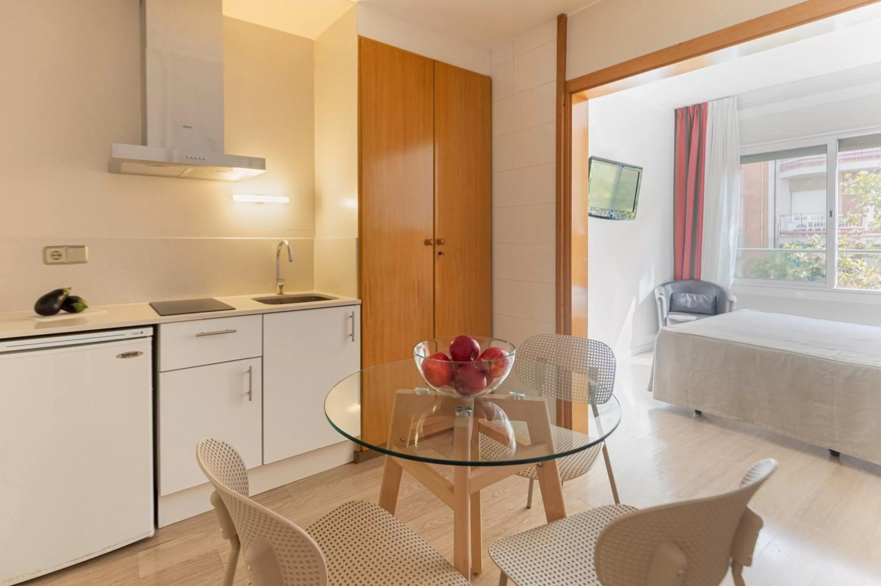 Dining area, Bed in Atica Apartments - by Weflating