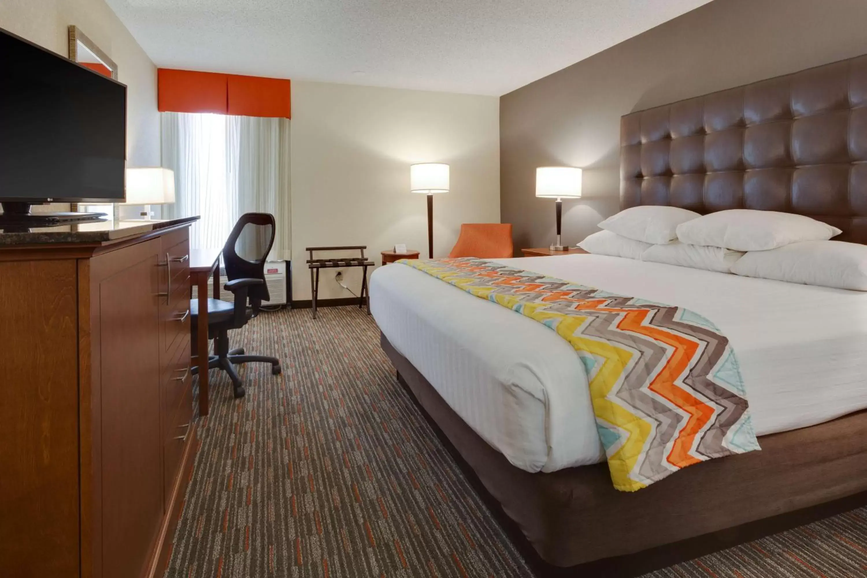 Photo of the whole room, Bed in Drury Inn & Suites Columbia Stadium Boulevard