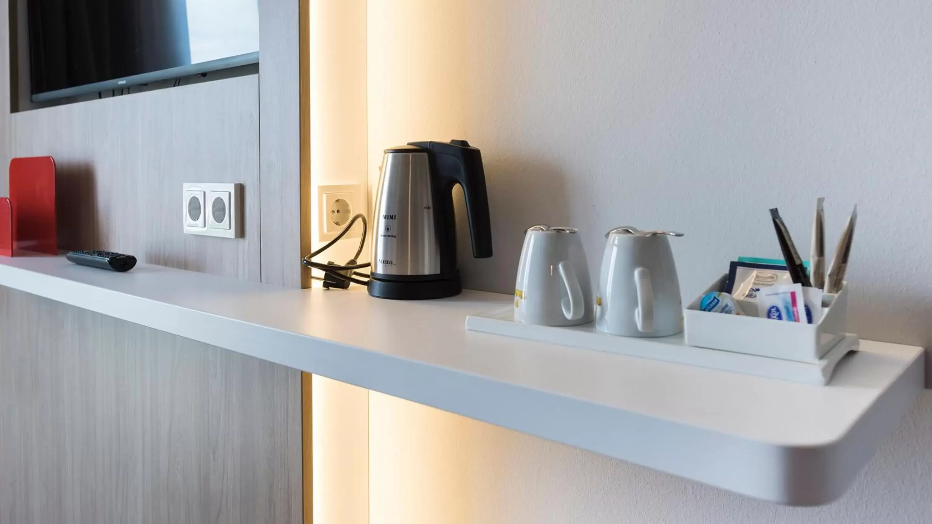 Photo of the whole room, Coffee/Tea Facilities in Holiday Inn Express - Wiesbaden, an IHG Hotel