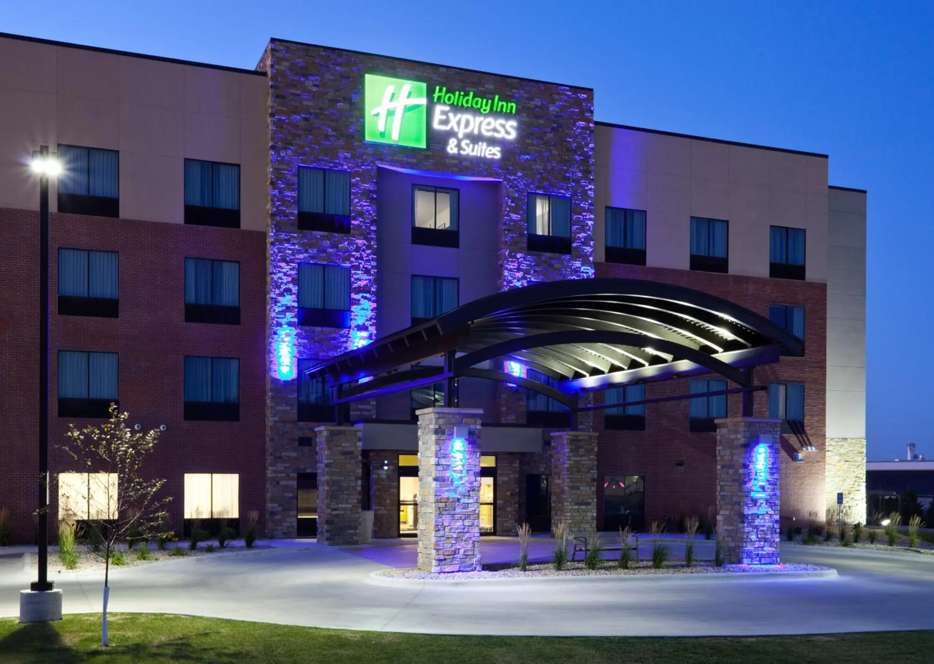 Property Building in Holiday Inn Express & Suites Fort Dodge, an IHG Hotel