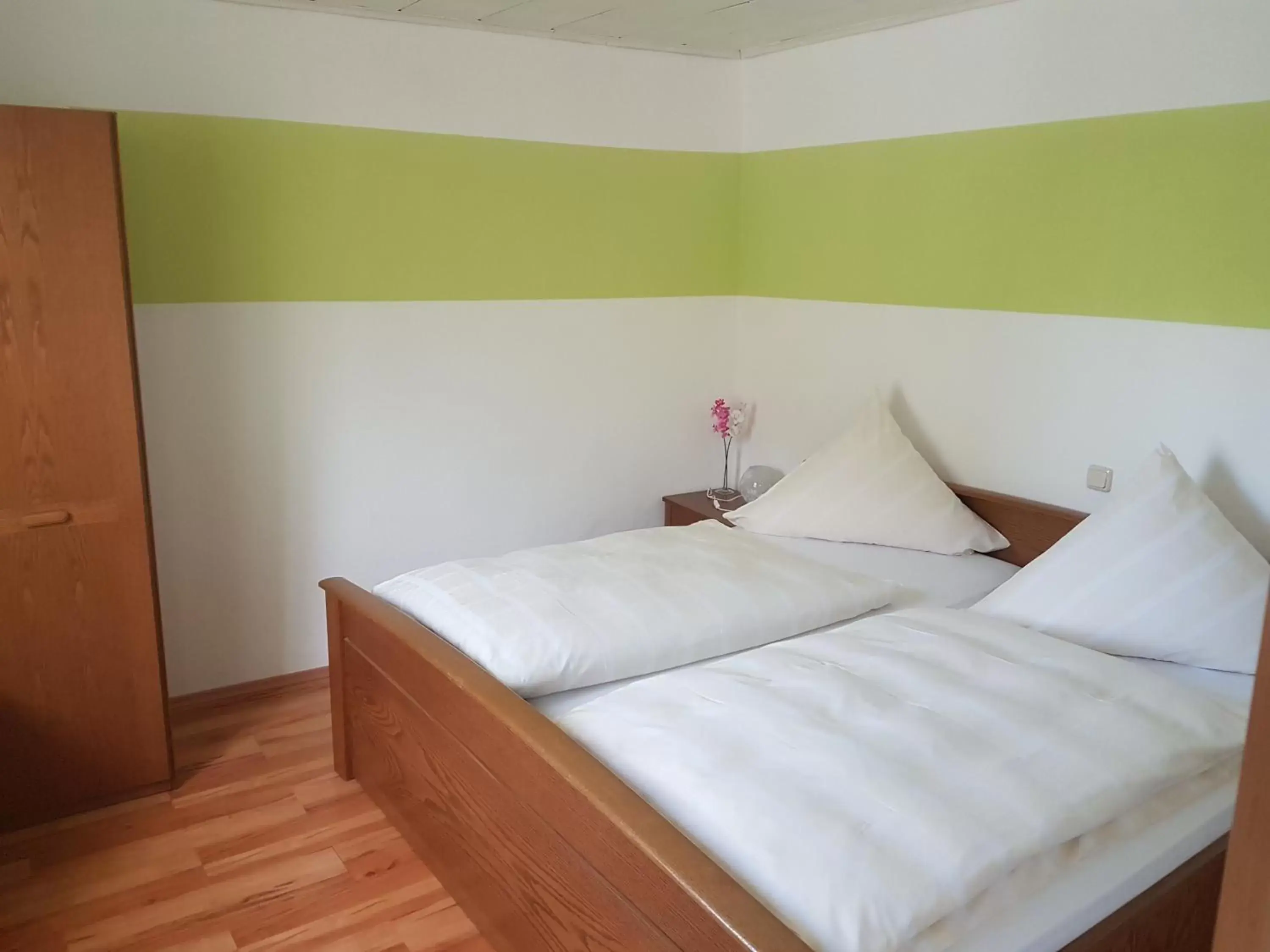 Basic Triple Room in Bed and Breakfast - Rheingauer Hof Basic Triple Room in Bed and Breakfast - Rheingauer Hof