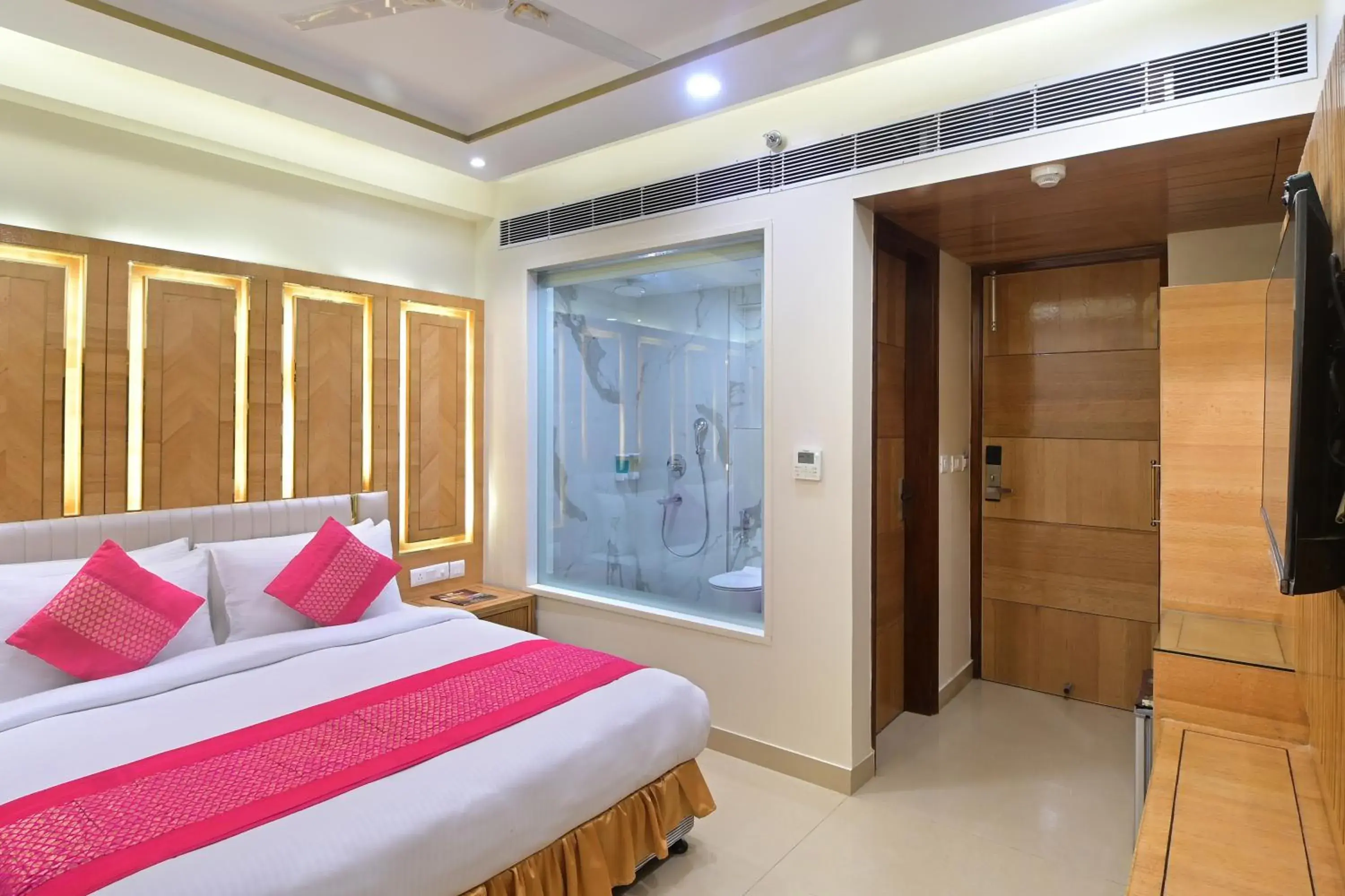 Bedroom, Bed in Hotel Gold Palace - 03 Mins Walk From New Delhi Railway Station