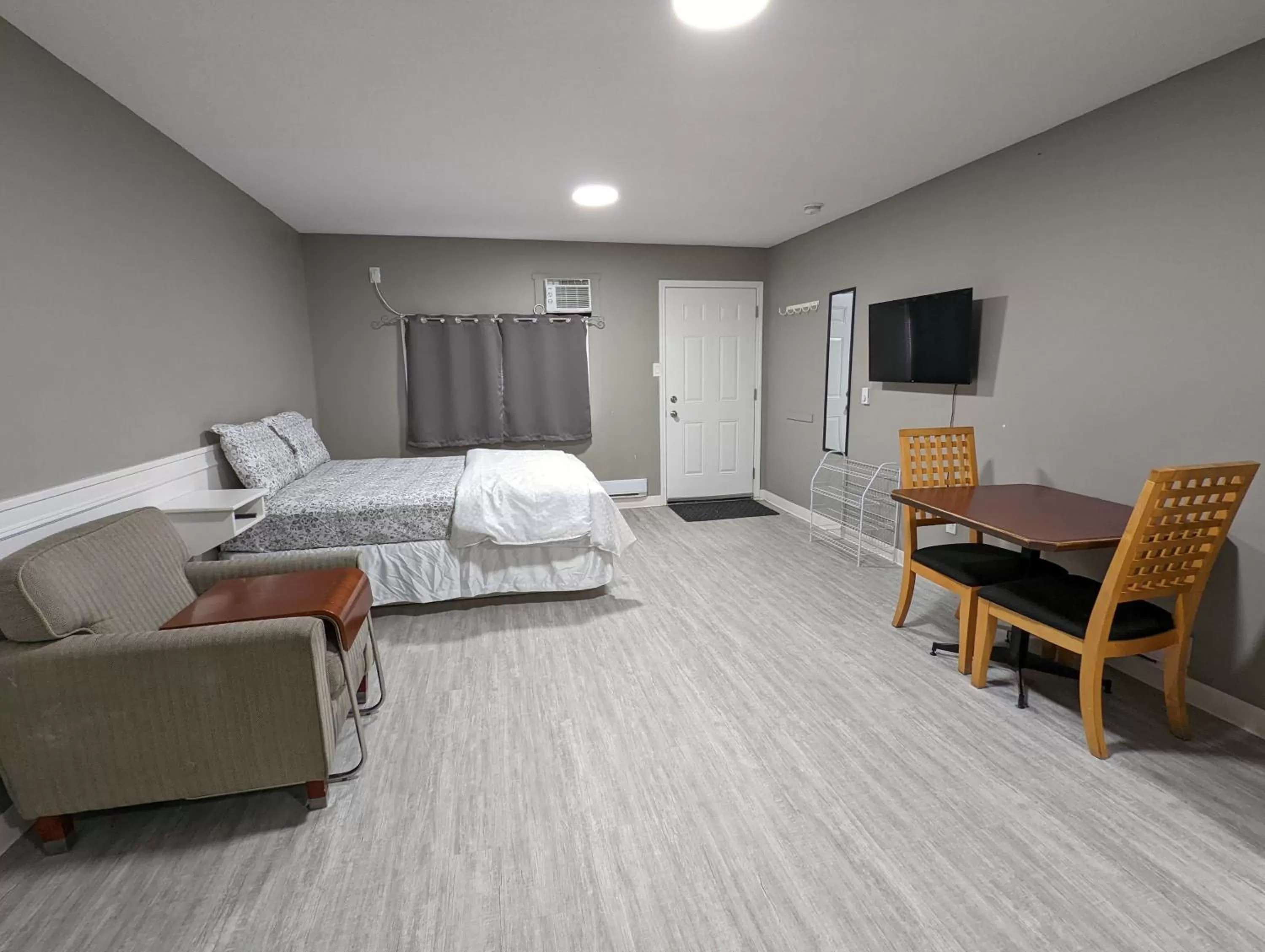 Bed in Riverside Motel & Suites