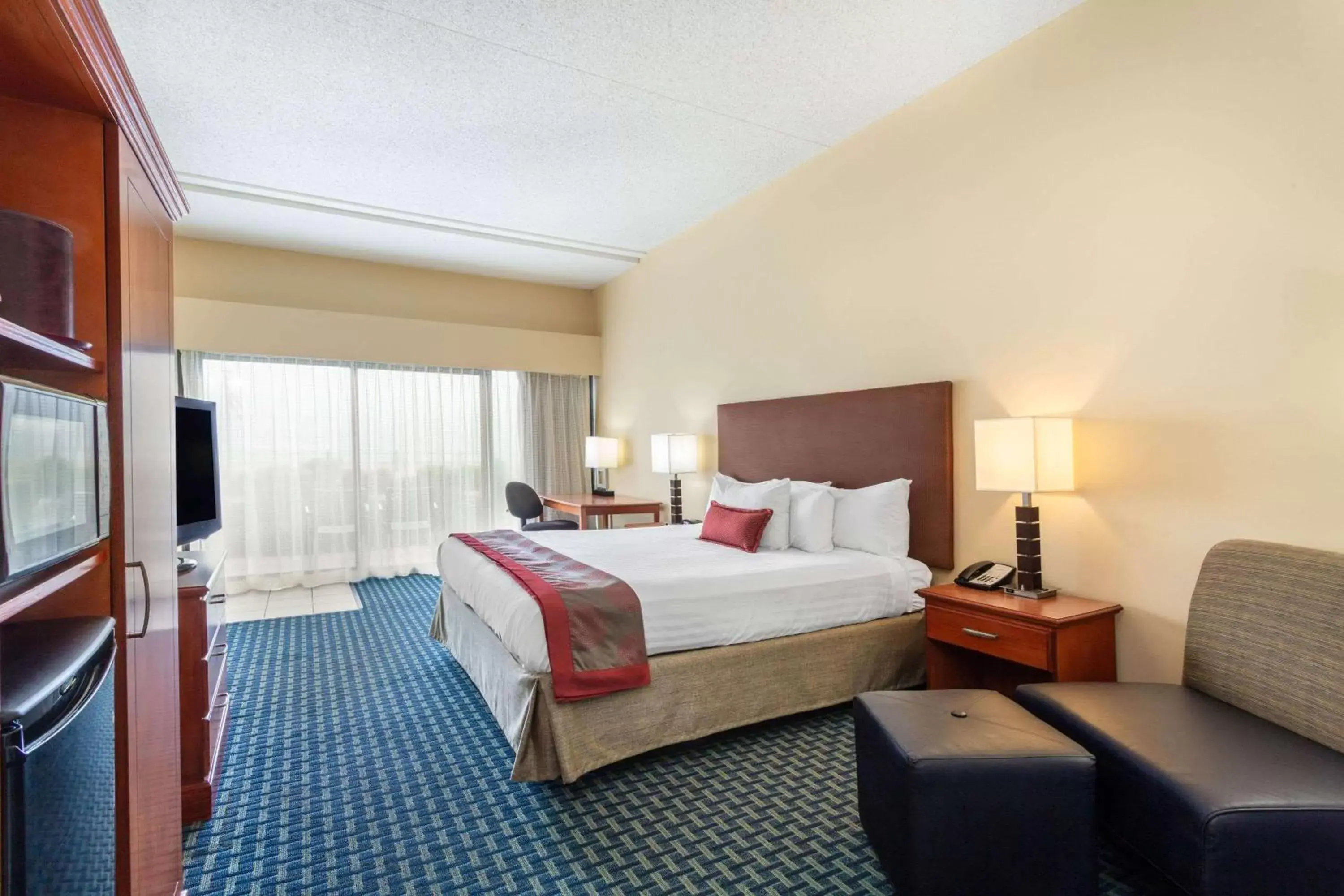 Photo of the whole room, Bed in Ramada Plaza by Wyndham Virginia Beach