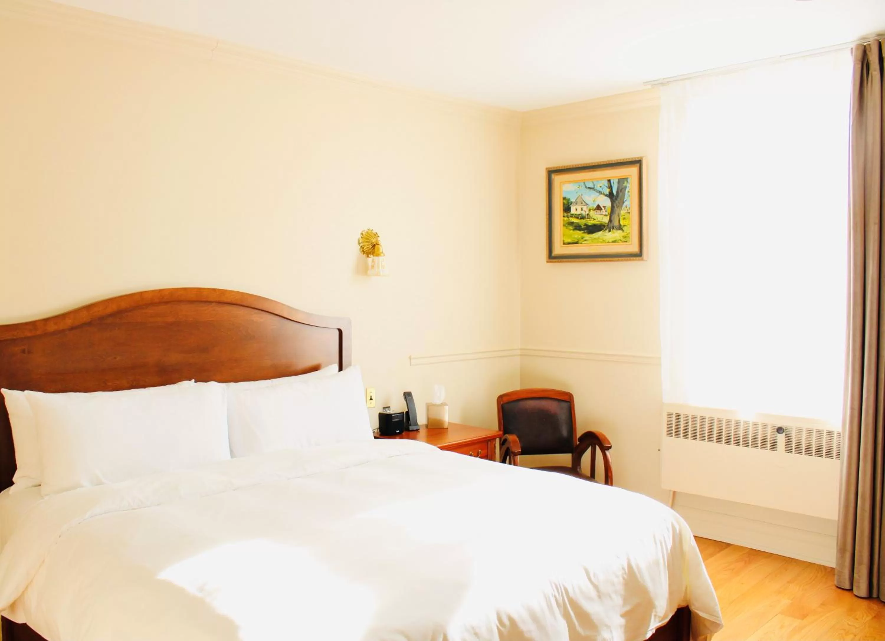 Bedroom, Bed in StoneHaven Le Manoir - Relais & Châteaux