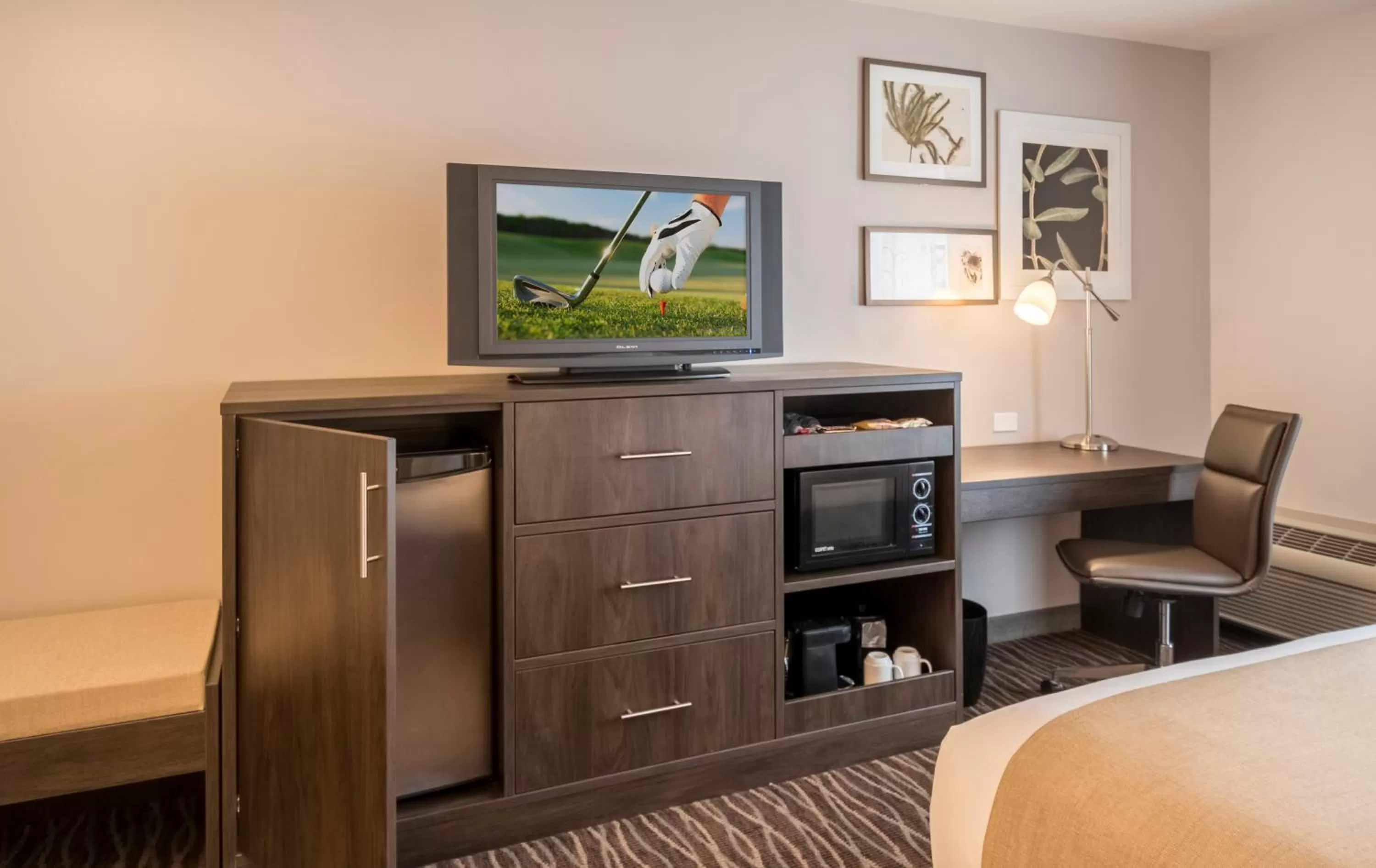 Bedroom, Bed in Country Inn & Suites by Radisson, Rochester-Pittsford-Brighton, NY