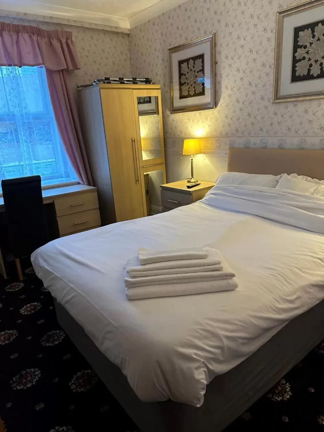 Bedroom, Bed in Queensmead Hotel
