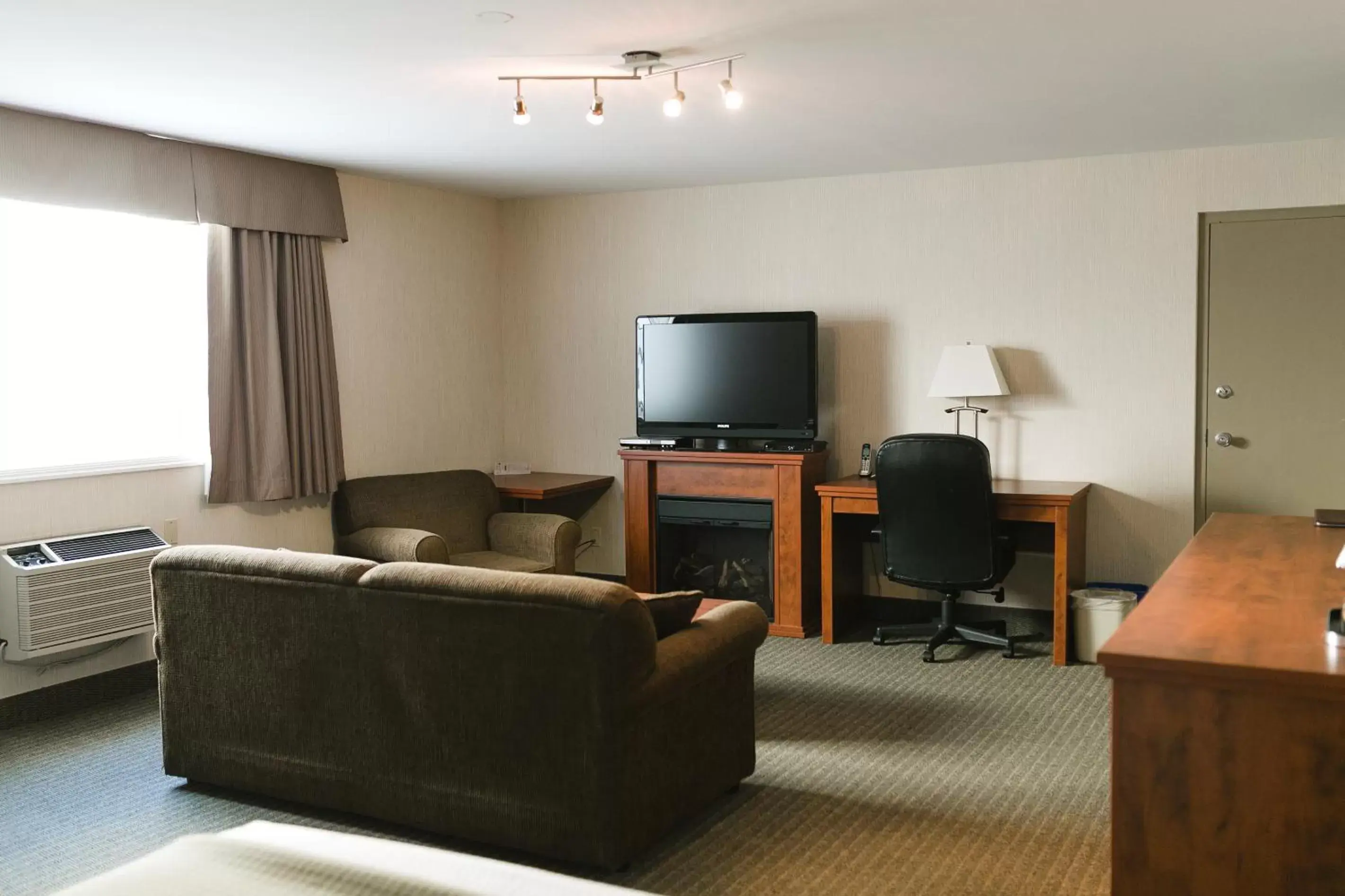 Living room, Seating Area in Victoria Inn Flin Flon