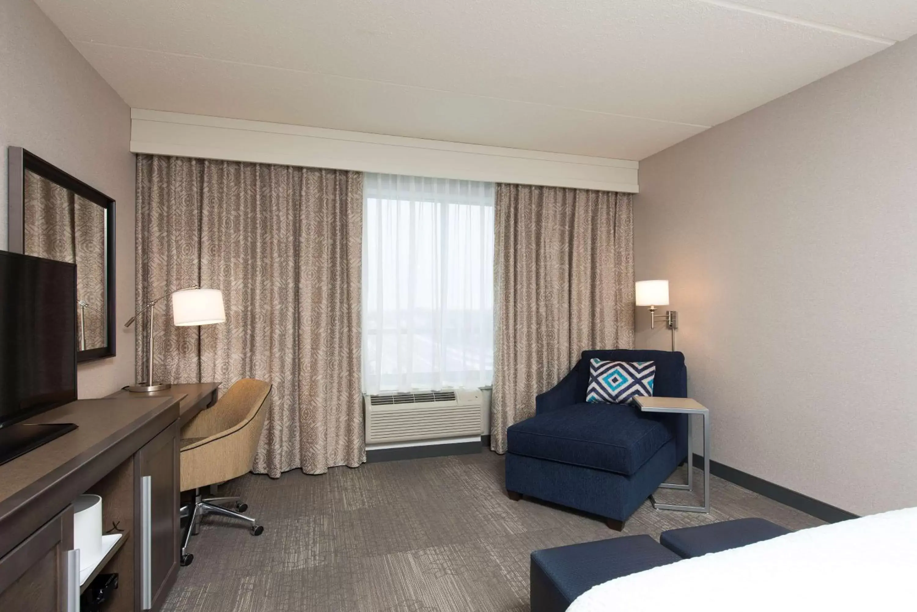 Bed, Seating Area in Hampton Inn & Suites Grand Rapids Downtown