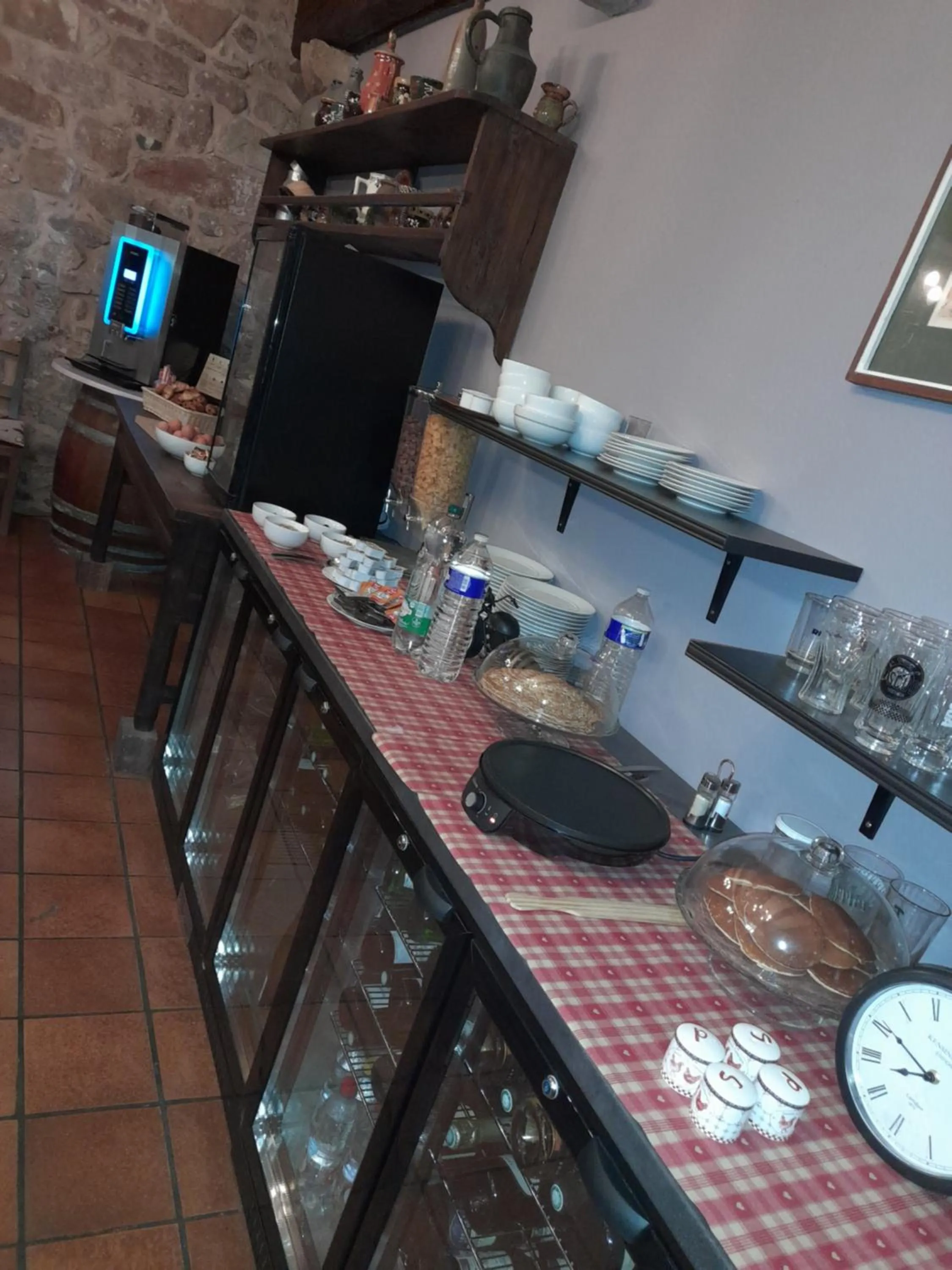 Food and drinks in Hôtel Berceau Du Vigneron