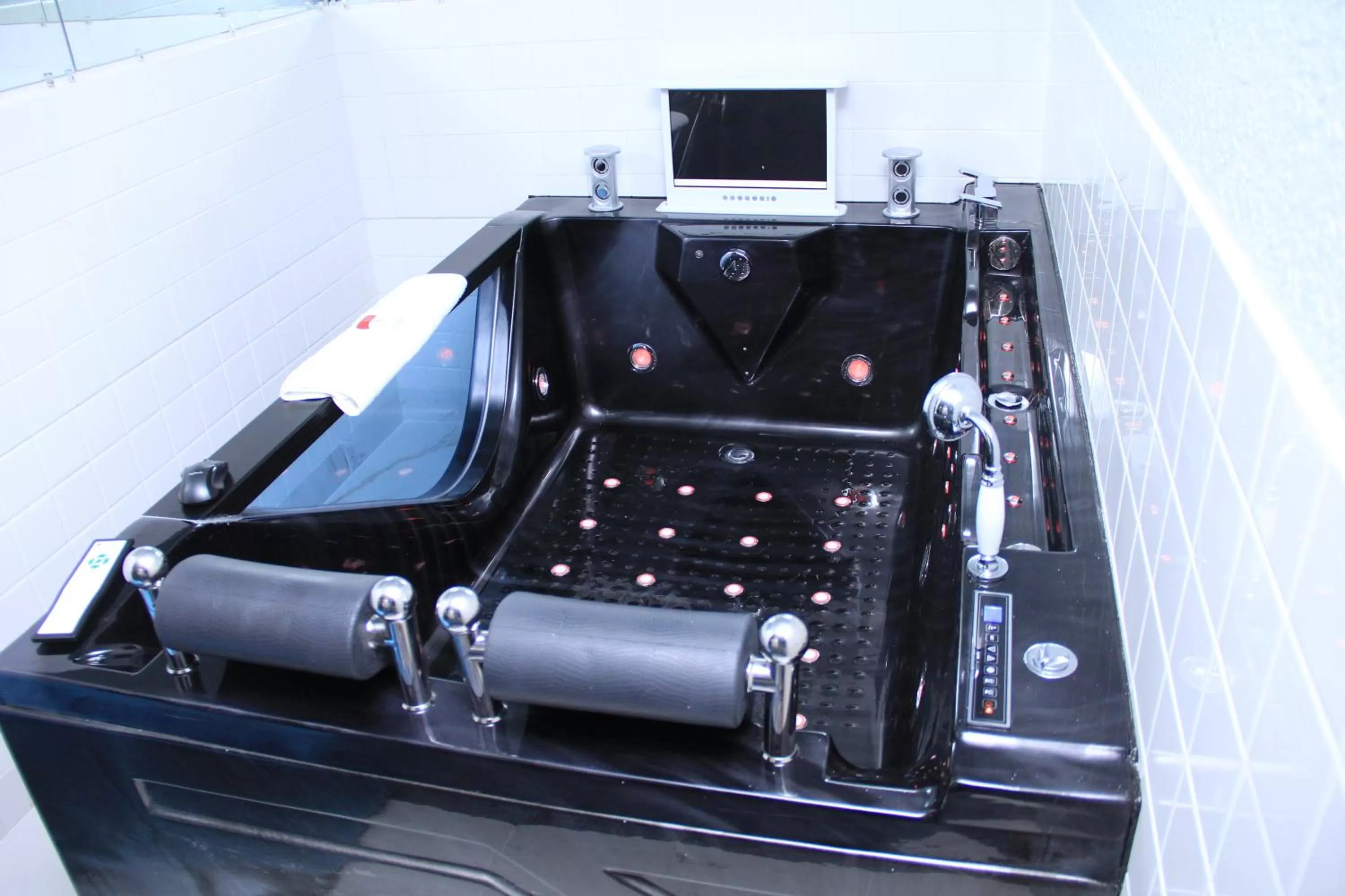 Hot Tub in Super 8 by Wyndham Uniontown PA