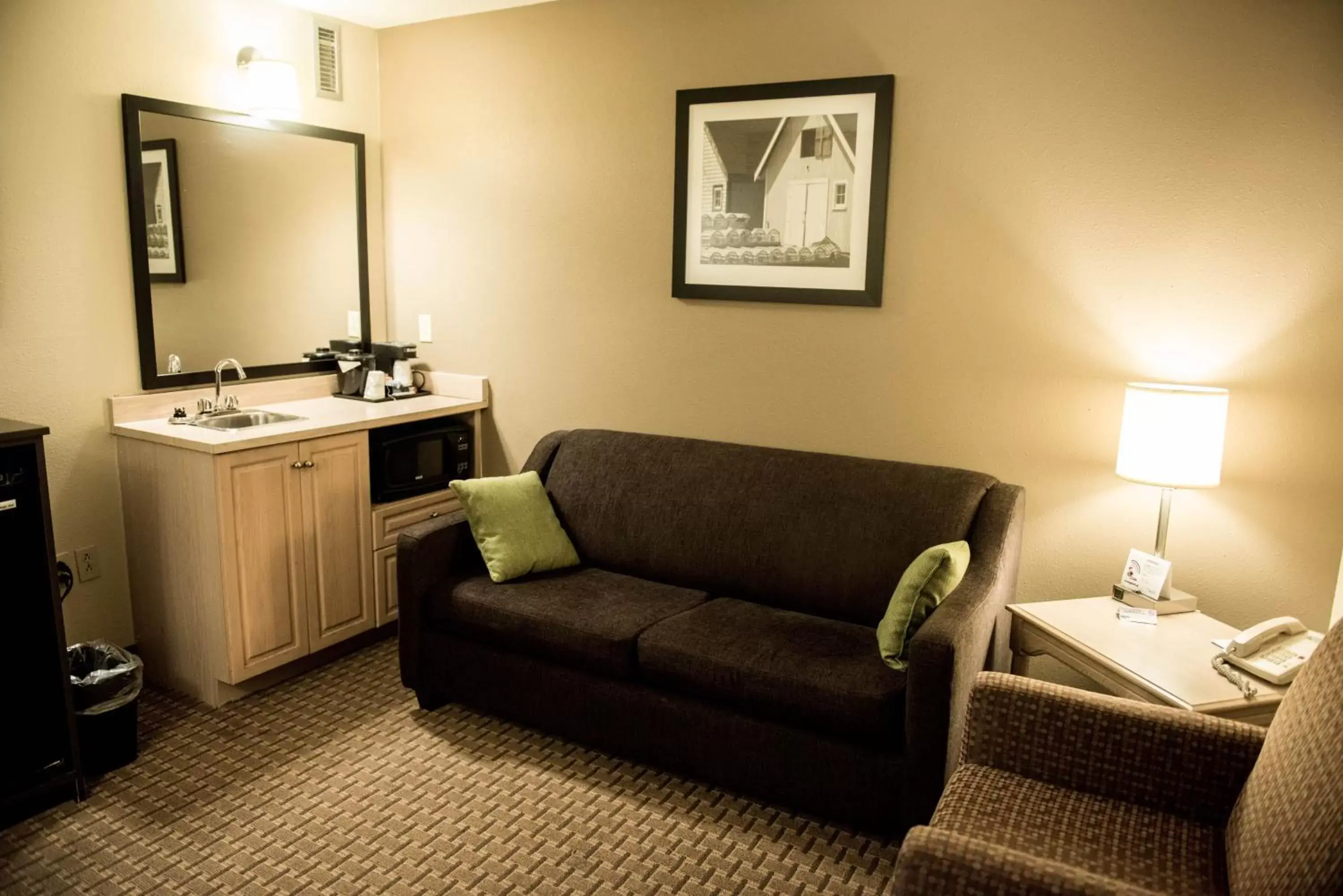 Living room, Seating Area in Travelodge Suites by Wyndham Moncton