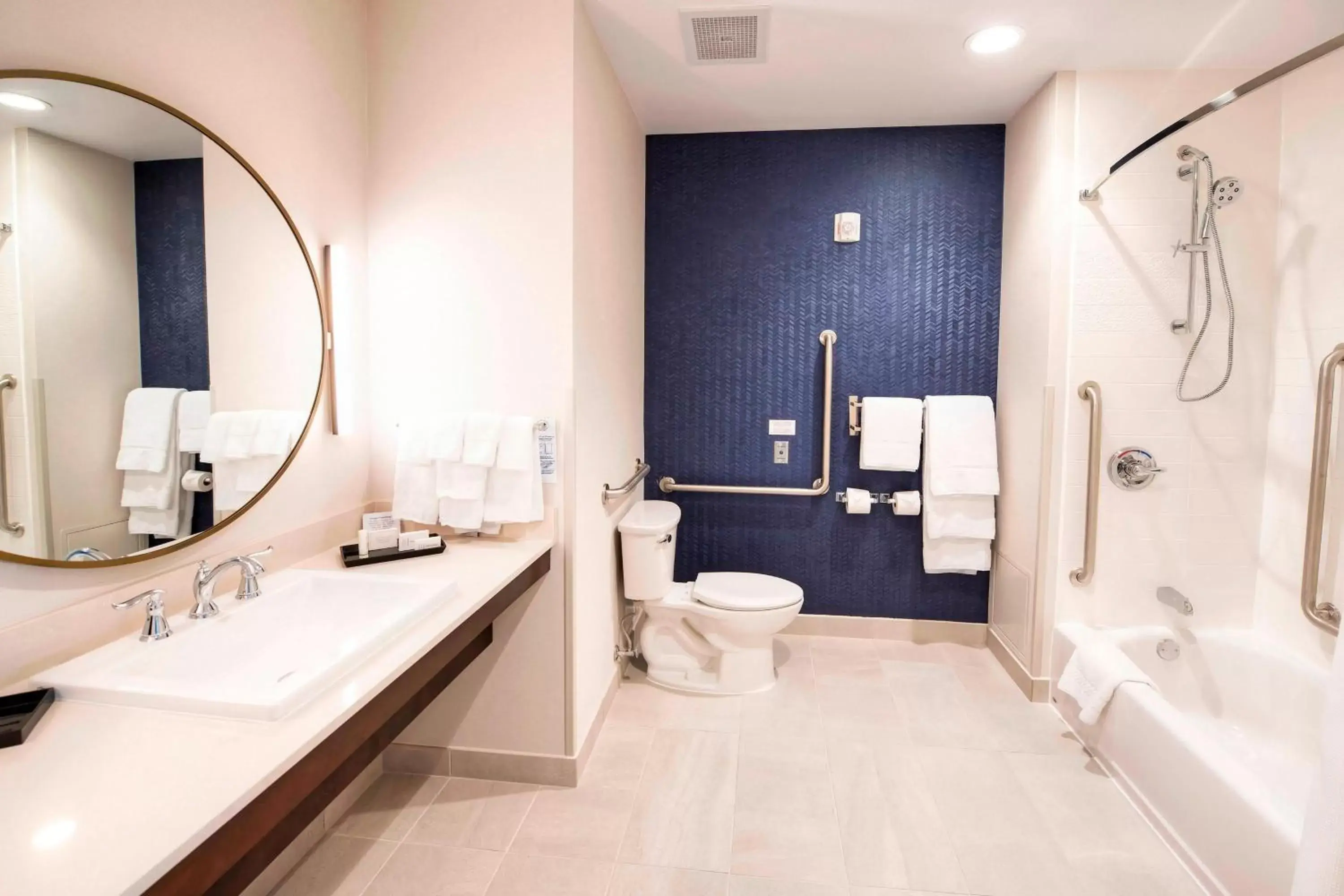 Bathroom in Fairfield Inn & Suites by Marriott Ottawa Airport