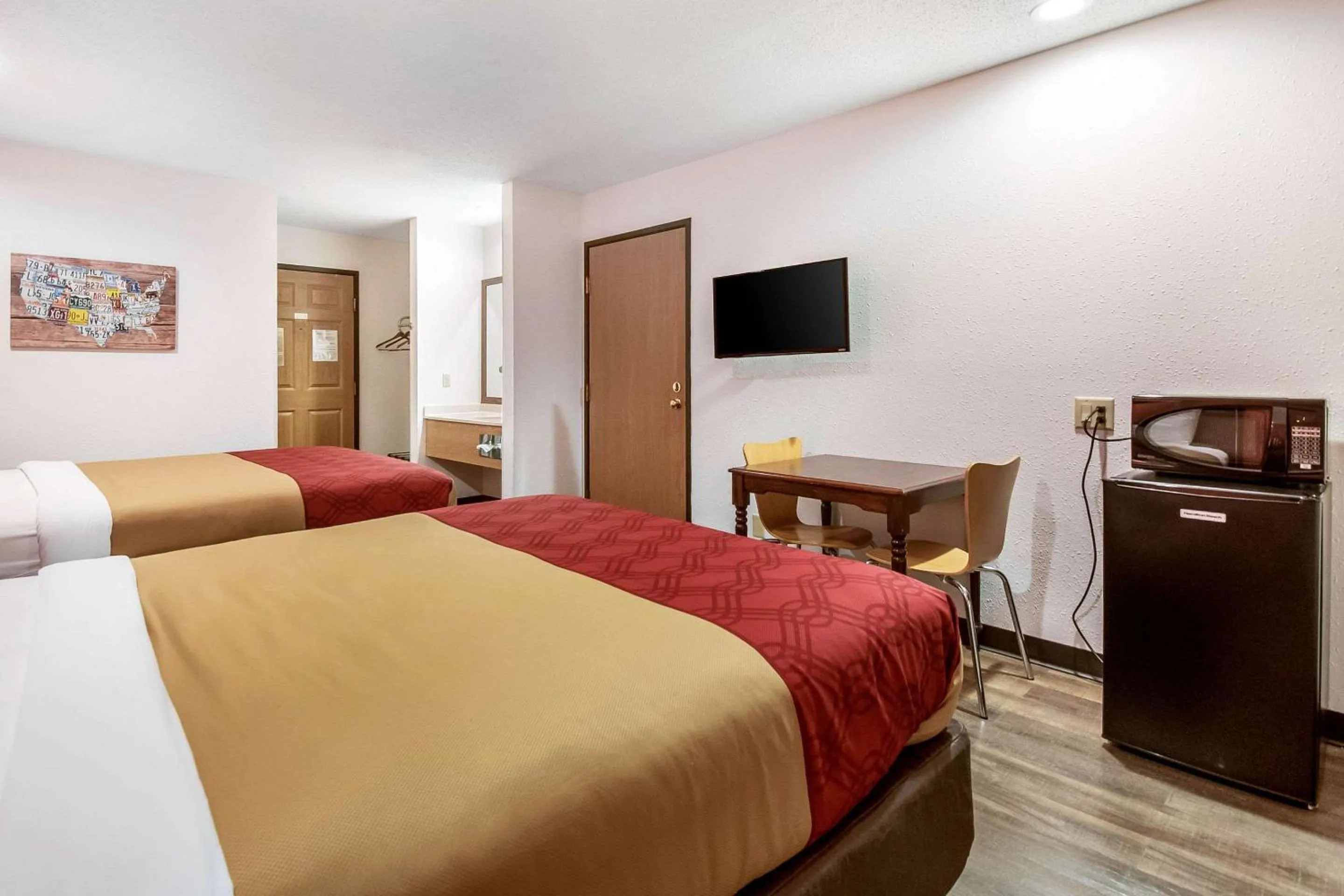 Photo of the whole room, TV/Entertainment Center in Econo Lodge