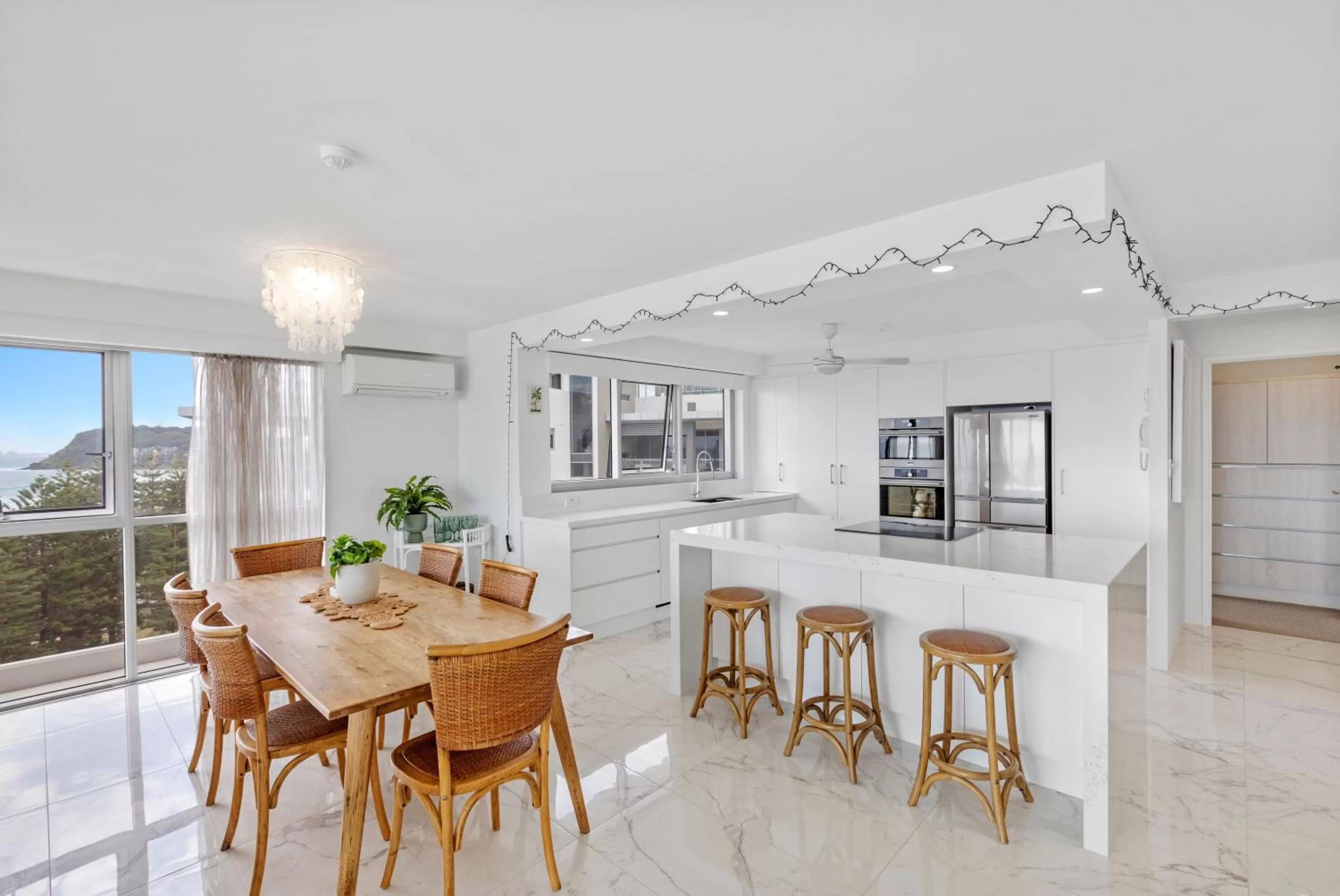 Dining area in Solnamara Beachfront Apartments