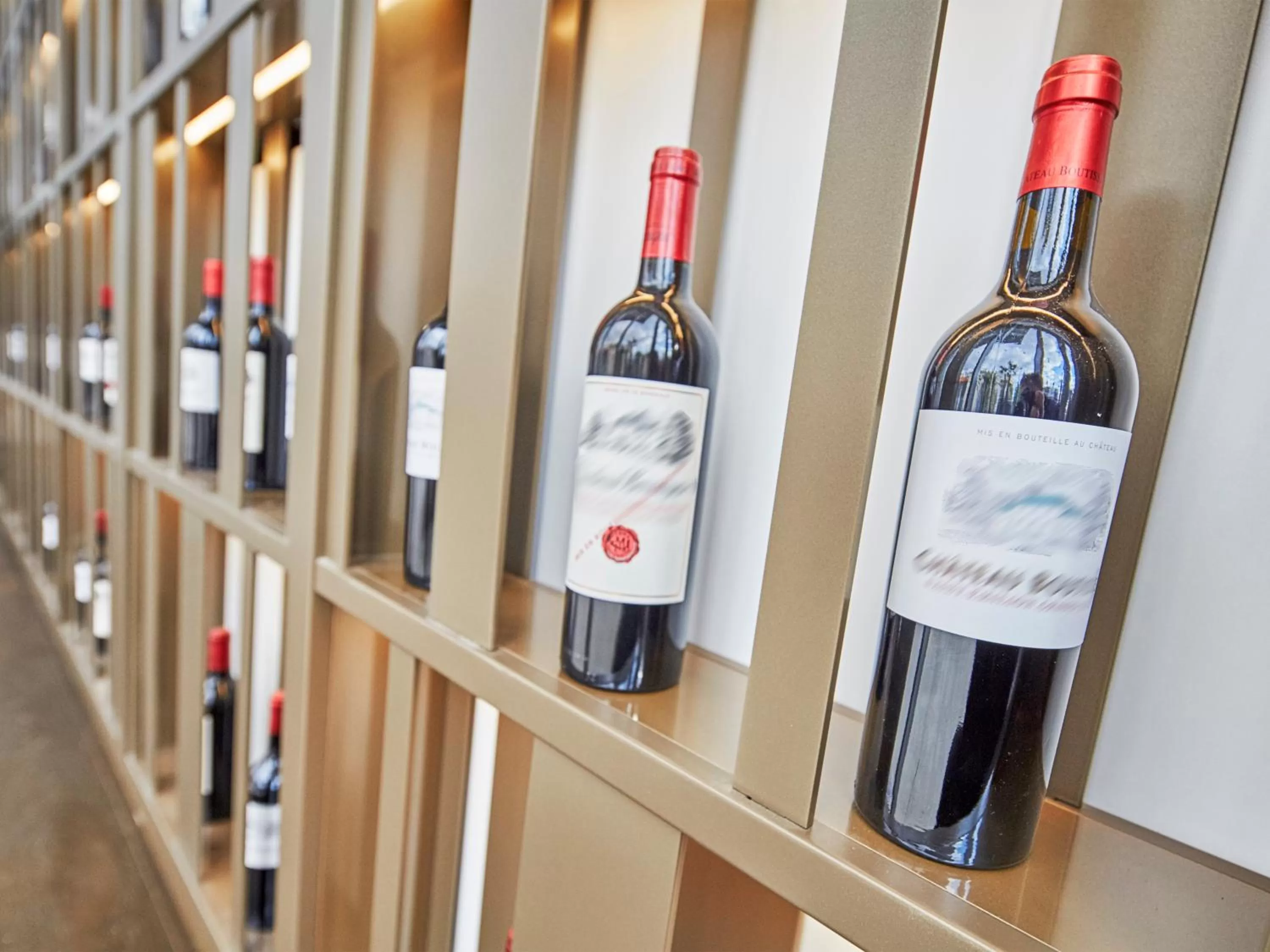 Lounge or bar in Golden Tulip Bordeaux Euratlantique