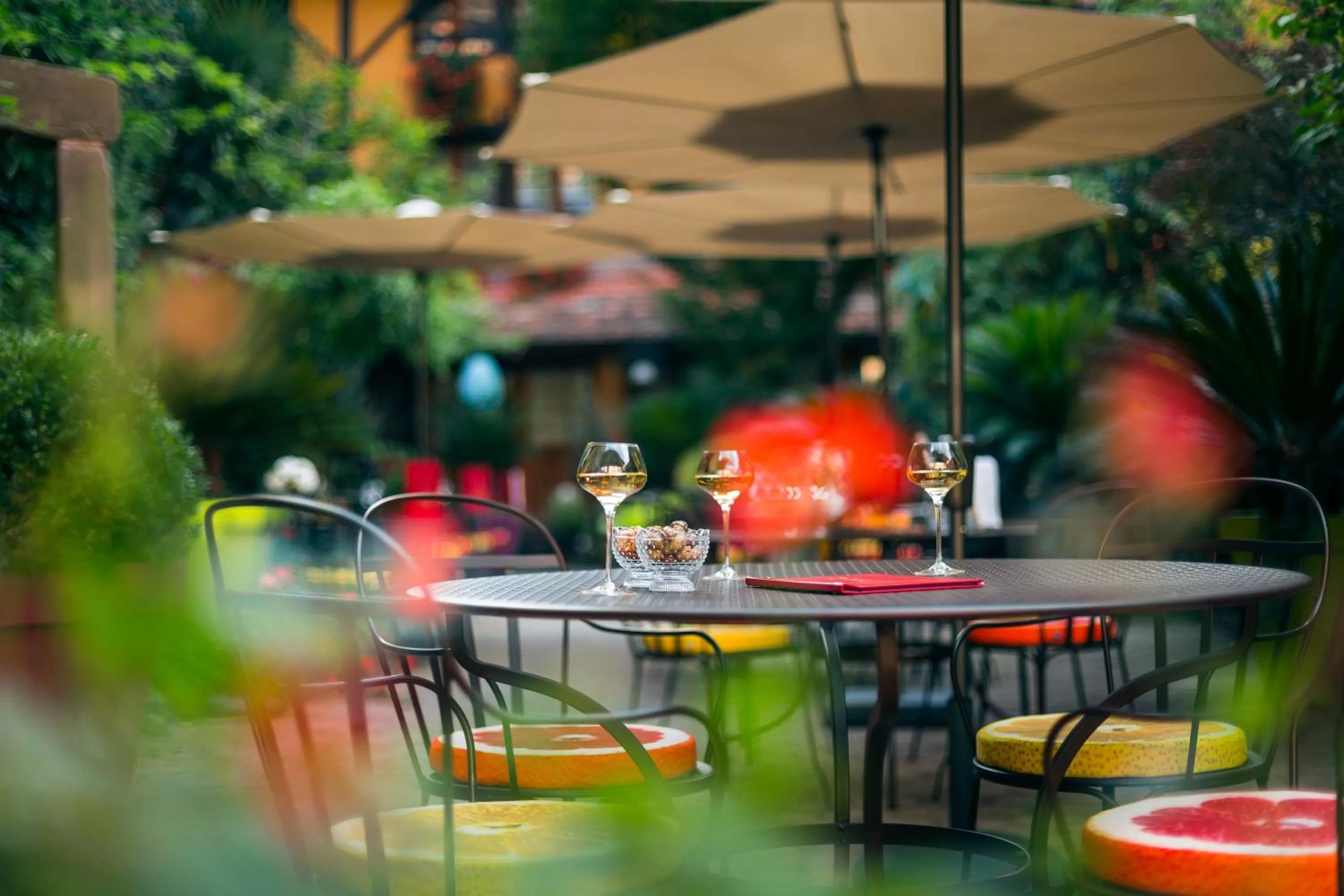 Patio in Hôtel des Deux Clefs