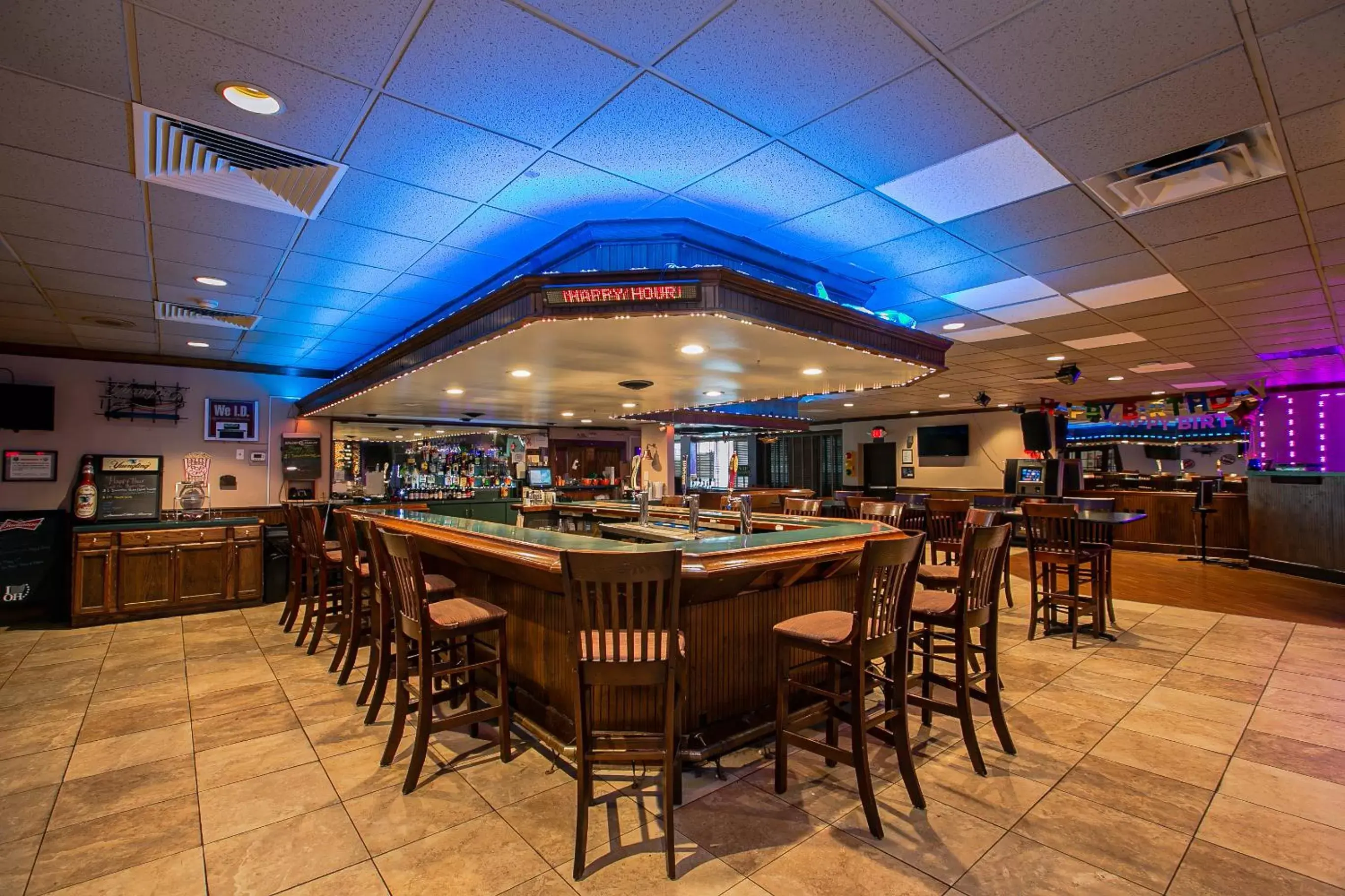 Lounge or bar, Restaurant/Places to Eat in Clarion Inn Dayton Airport