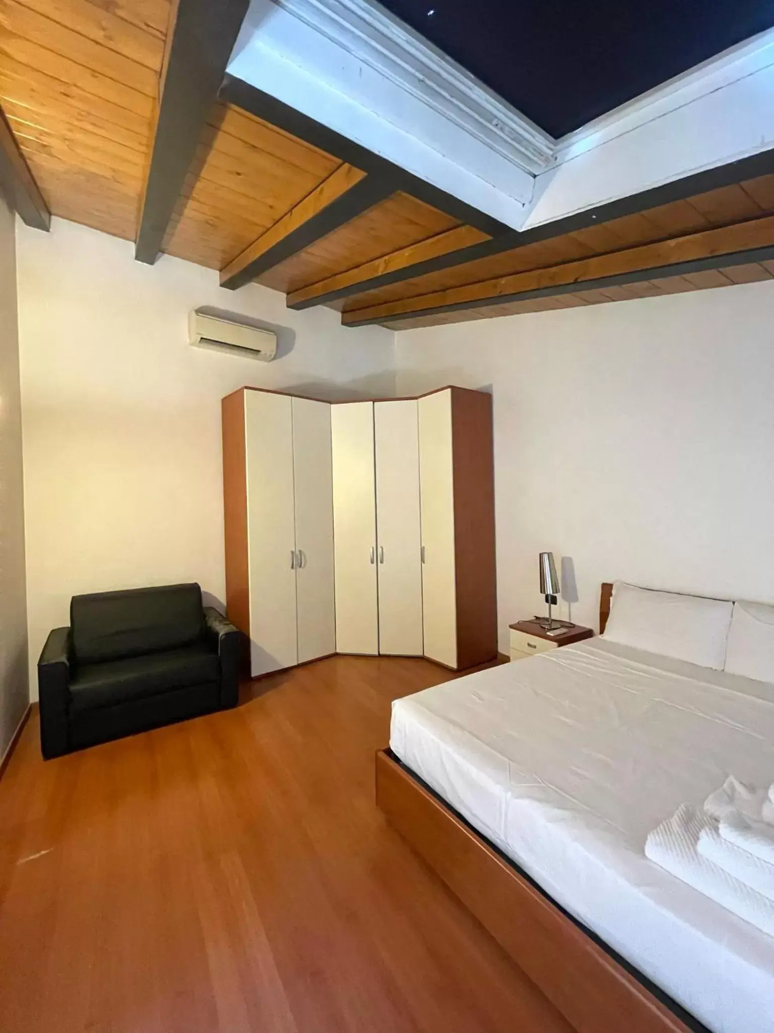 Bedroom, Bed in Easy Milano - Rooms and Apartments Navigli