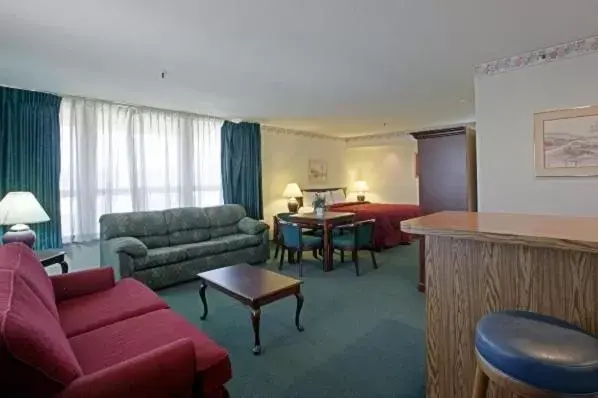 Bed, Seating Area in Days Inn by Wyndham Gilroy