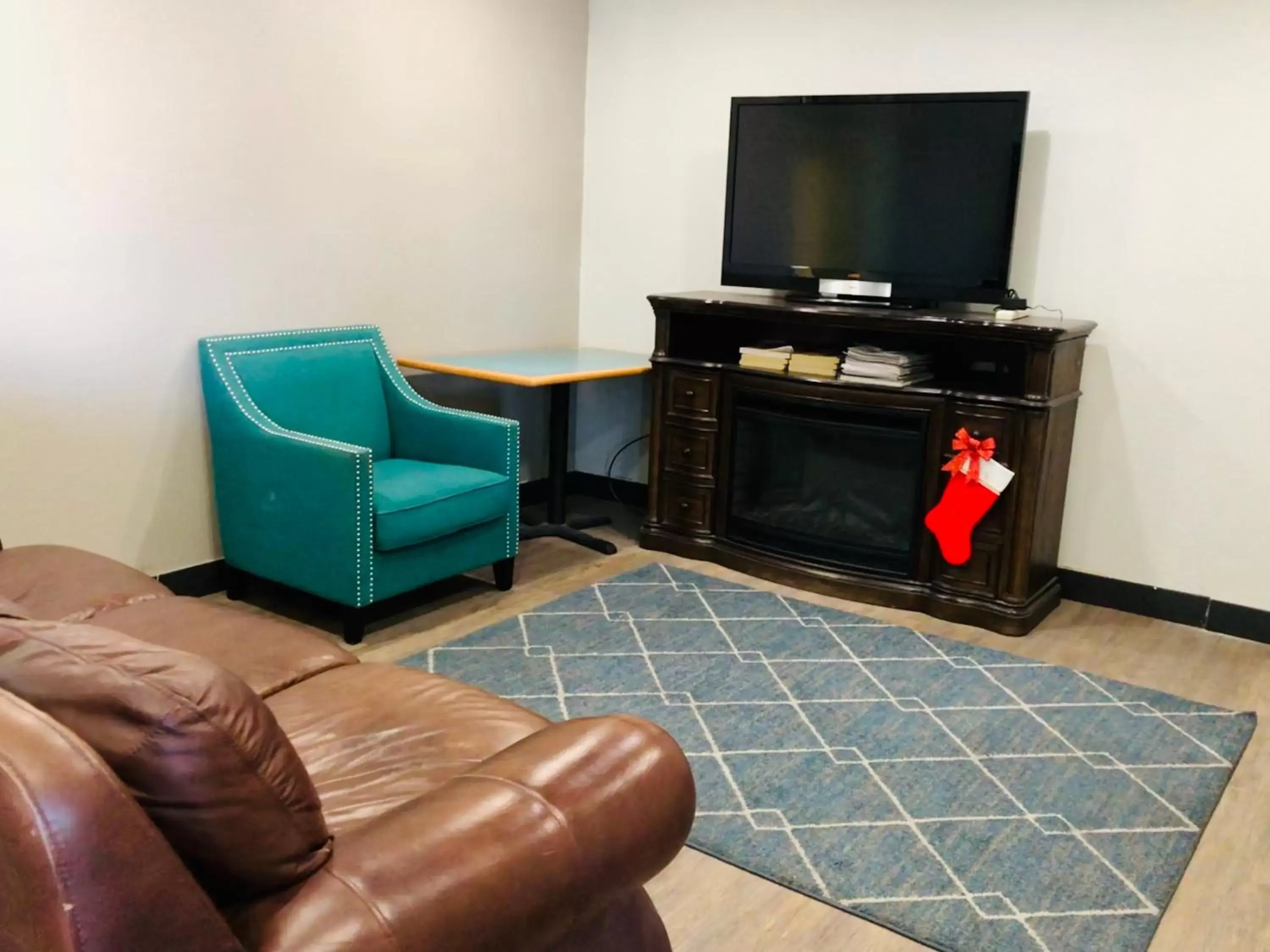 Seating area, TV/Entertainment Center in Hometown Inn Airport