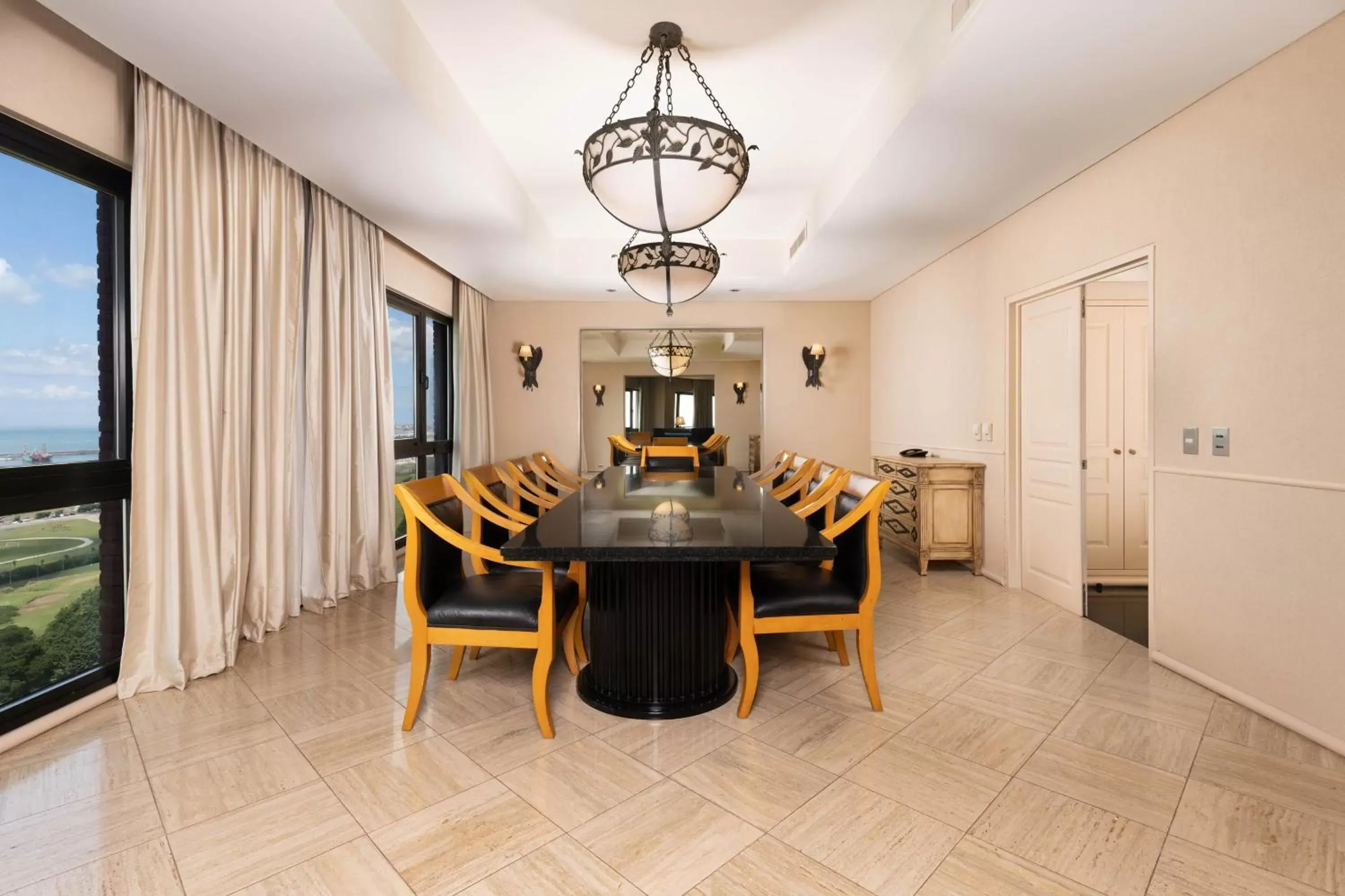 Photo of the whole room, Dining Area in Sheraton Mar Del Plata Hotel