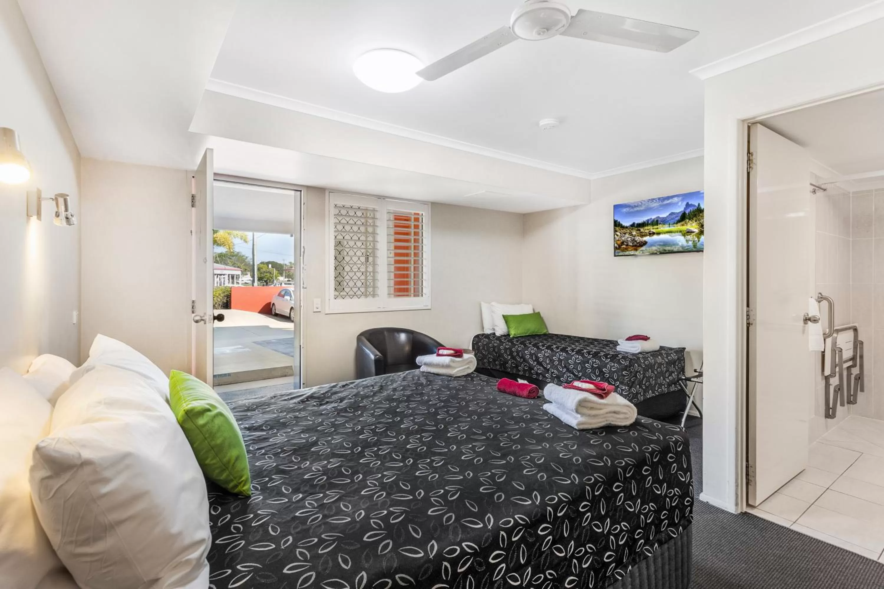 Photo of the whole room, Bed in Citywalk Motor Inn